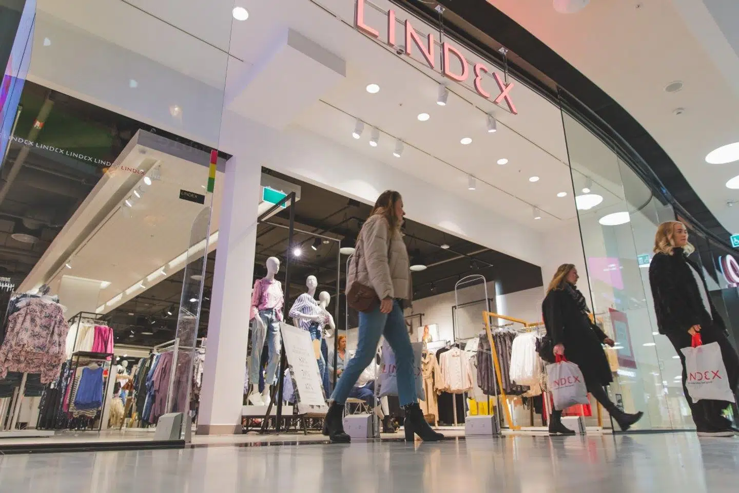 Den svenske modegigant Lindex åbner sin første butik i Danmark i efteråret. Den 700 kvadratmeter store butik kommer til at ligge centralt i landets største shoppingcenter, Field’s.