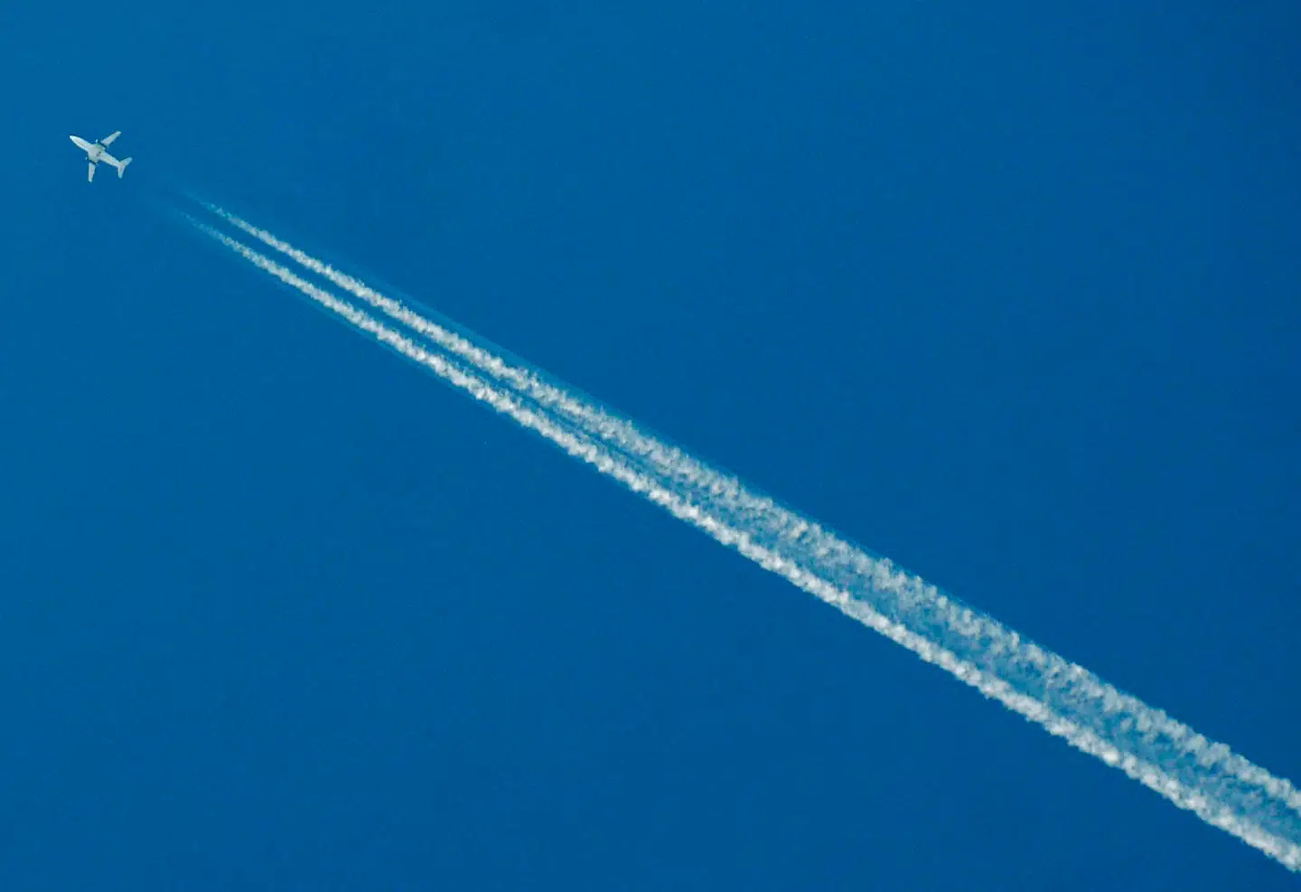 Luftfarten står for en relativt lille del af den samlede CO2-udledning, og en brændstofafgift vil være symbolpolitik snarere end effektiv bekæmpelse af klimaforandringerne, hævder modstandere.