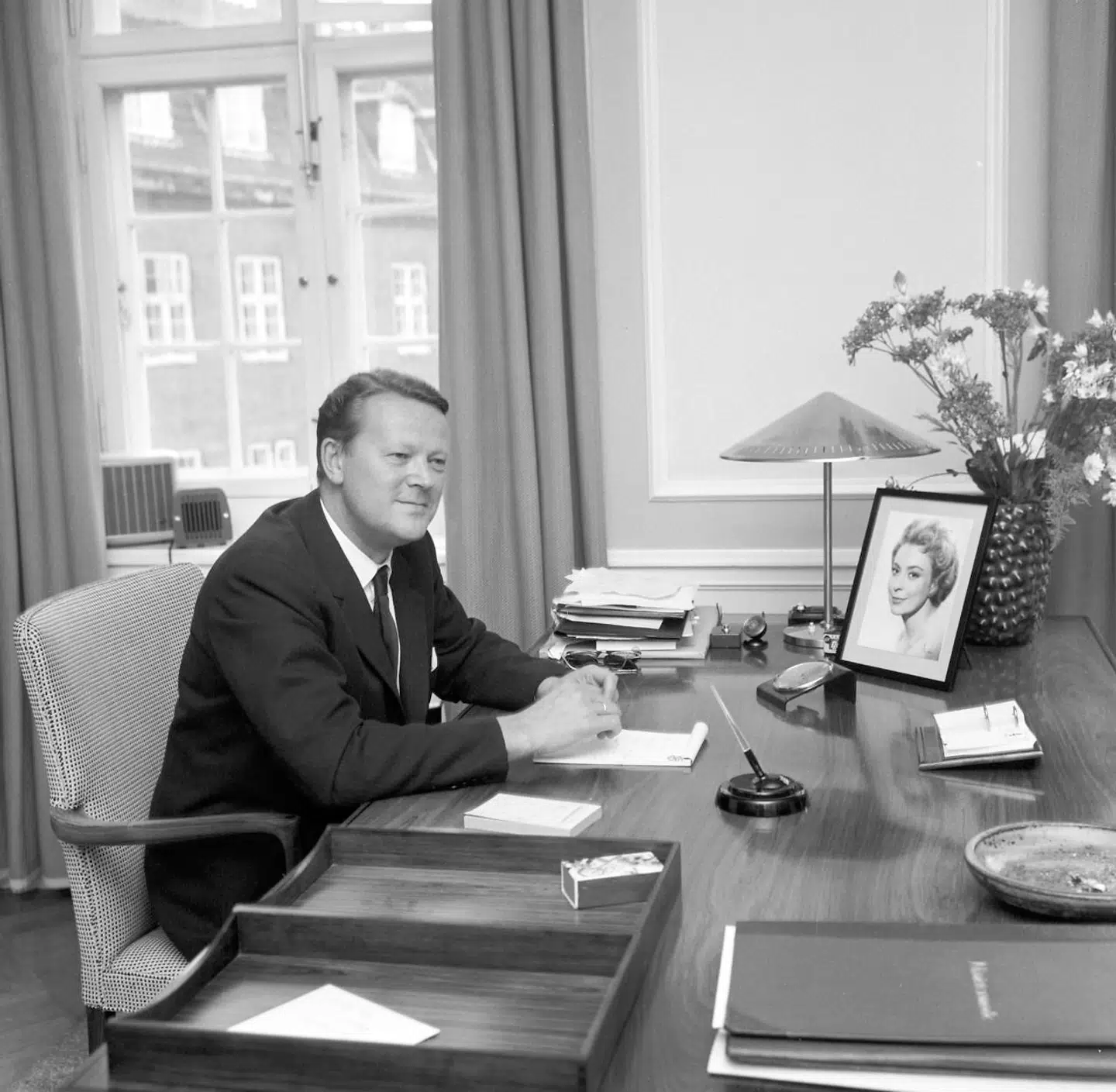 Den danske statsminister Jens Otto Krag ses her på sit kontor i Statsministeriet.; The Danish prime minister Jens Otto Krag (1914 - 1978 ) in his office at Christiansborg.;