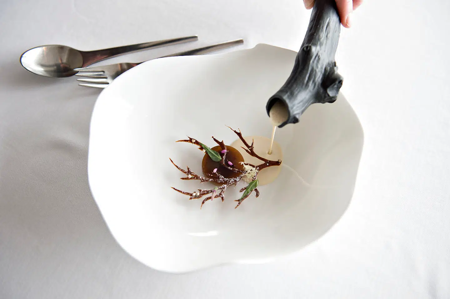 Rasmus Kofoed styrer gryderne til perfektion på Geranium.