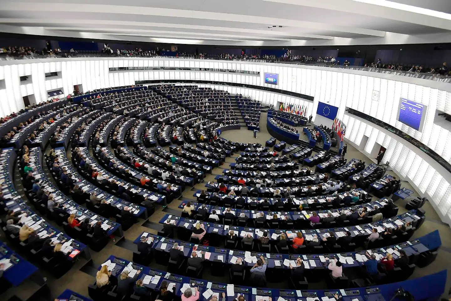 Det skal være slut med, at de 751 europaparlamentarikere både skal til Strasbourg og Bruxelles. Det siger den tyske spidskandidat til Europa-Parlamentet, Manfred Weber. 1,3 millioner euorpæere har tidligere skrevet under på en såkaldt »petition«.