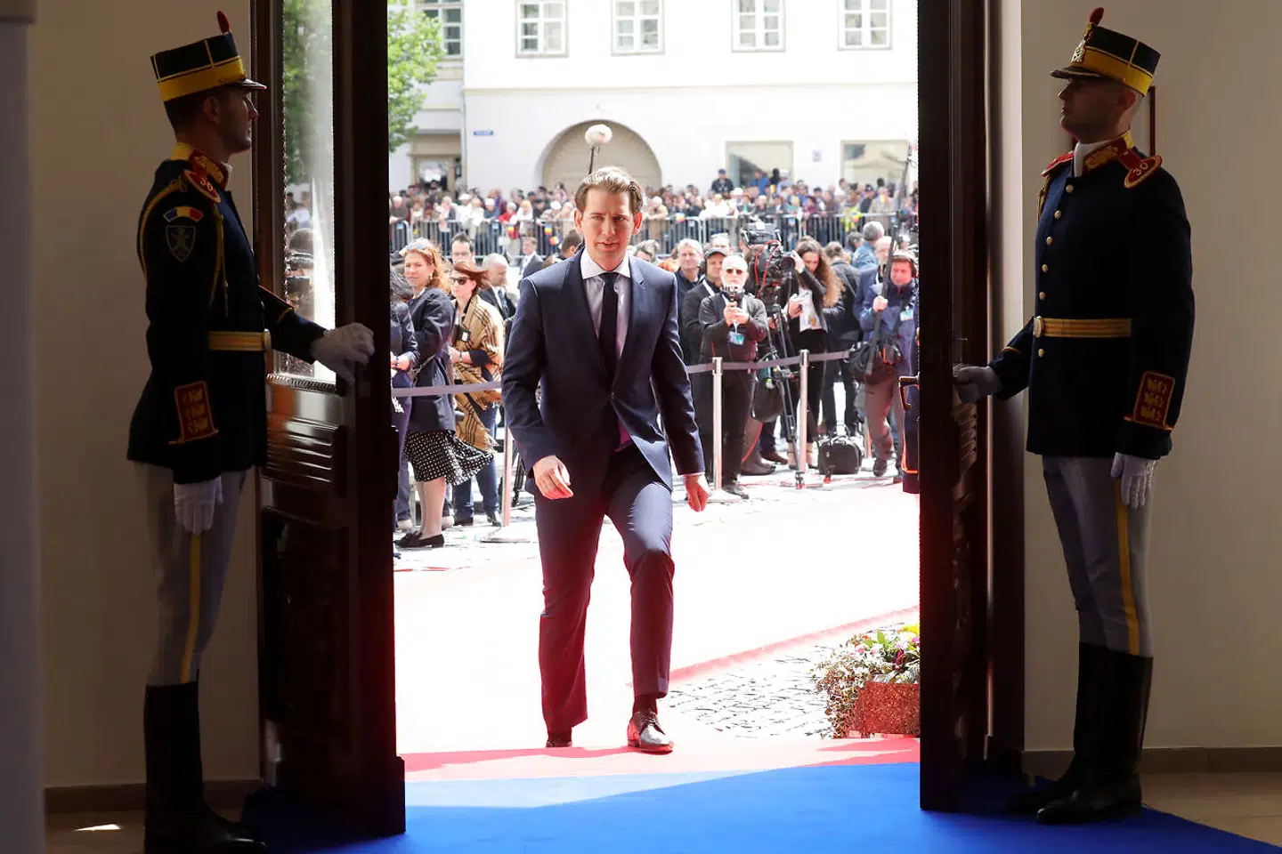 Østrigs kansler, Sebastian Kurz, kalder rejsecirkusset for en fransk provokation. I valgkampen til Europa-Parlamentet er Kurz kommet med en række udtalelser, der er blevet set som et forsøg på at vinde stemmer fra hans regeringspartner, det EU-skeptiske Frihedsparti. Kurz støtter blandt andet en traktatændring.