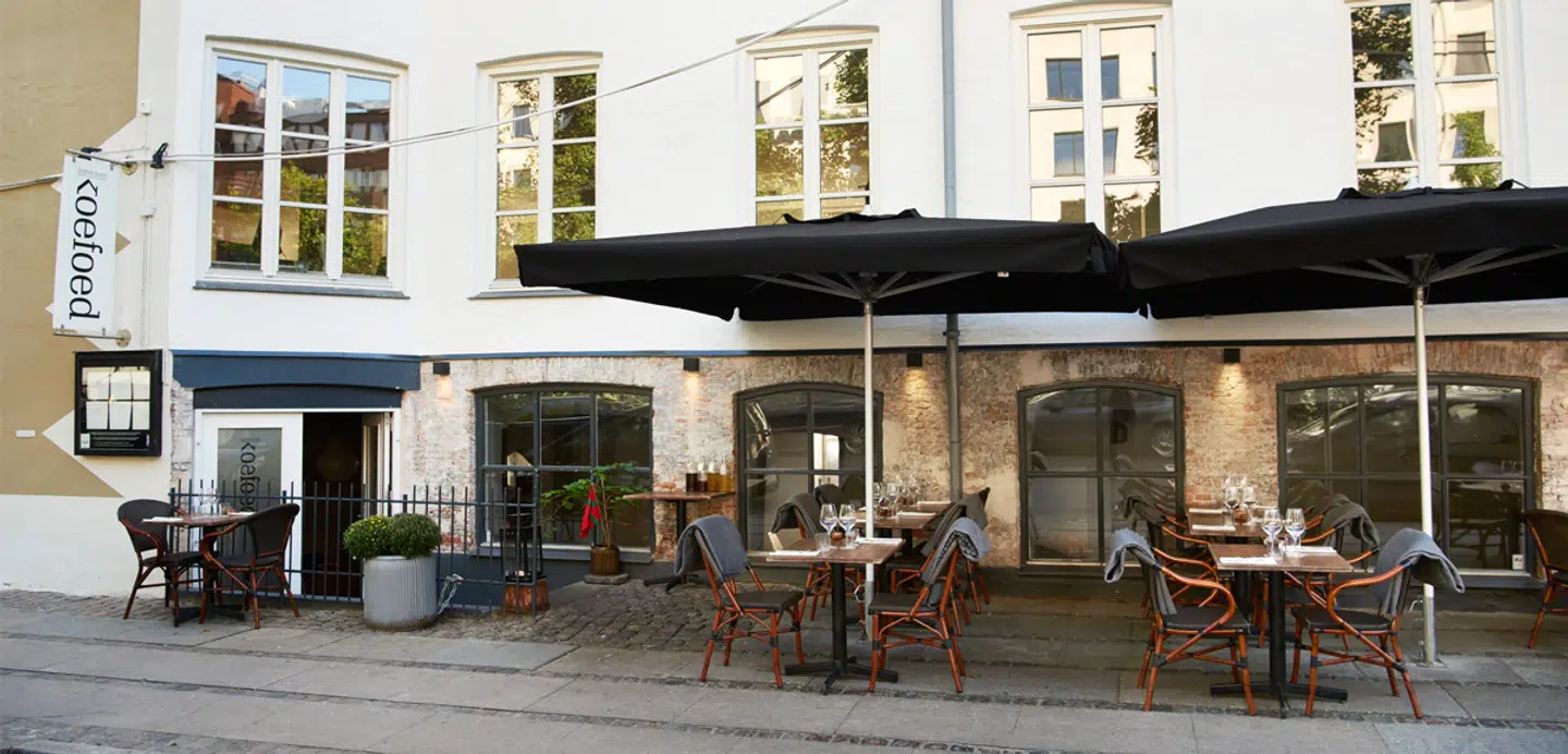 Til frokost serveres der let moderniseret kvalitetssmørrebrød på Restaurant Koefoed.