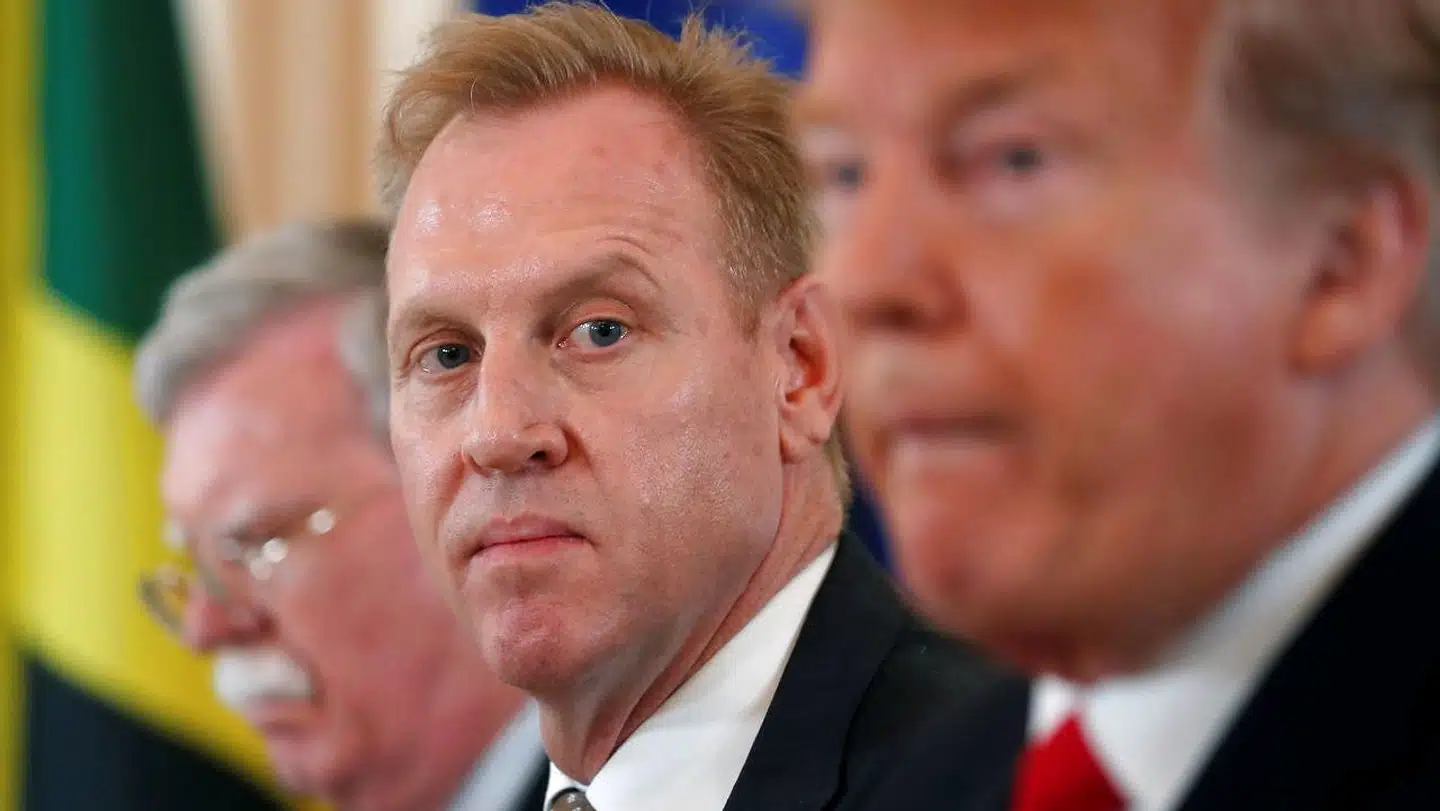 USAs fungerende forsvarsminister, Patrick Shanahan, ses her mellem den nationale sikkerhedsrådgiver, John Bolton, og præsident Donald Trump.