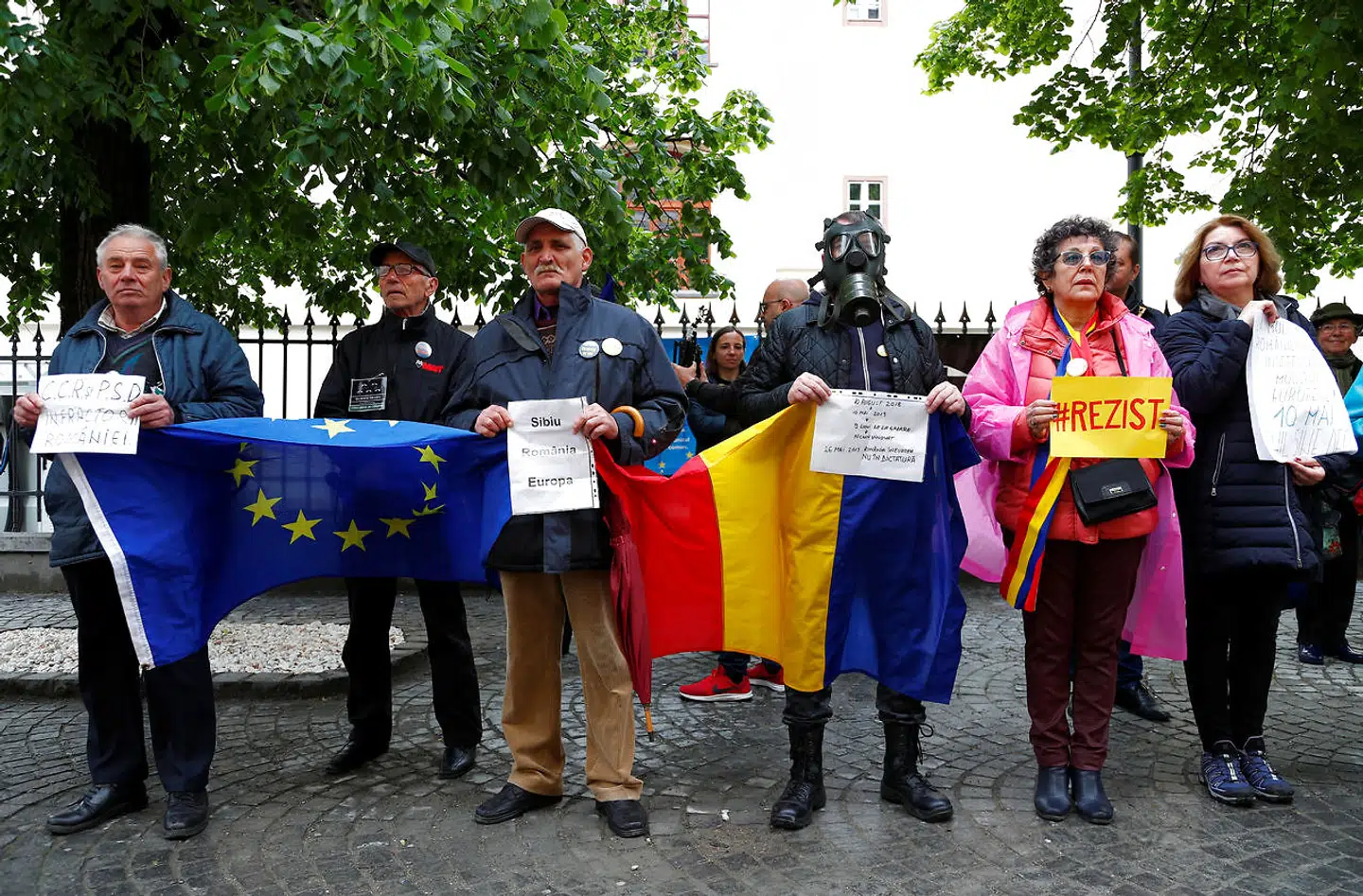 EUs stats- og regeringeledere mødtes i sidste uge i Sibiu til topmøde. Her demonstrerer lokale i Sibiu mod korruption foran PSD hovedkvarter.