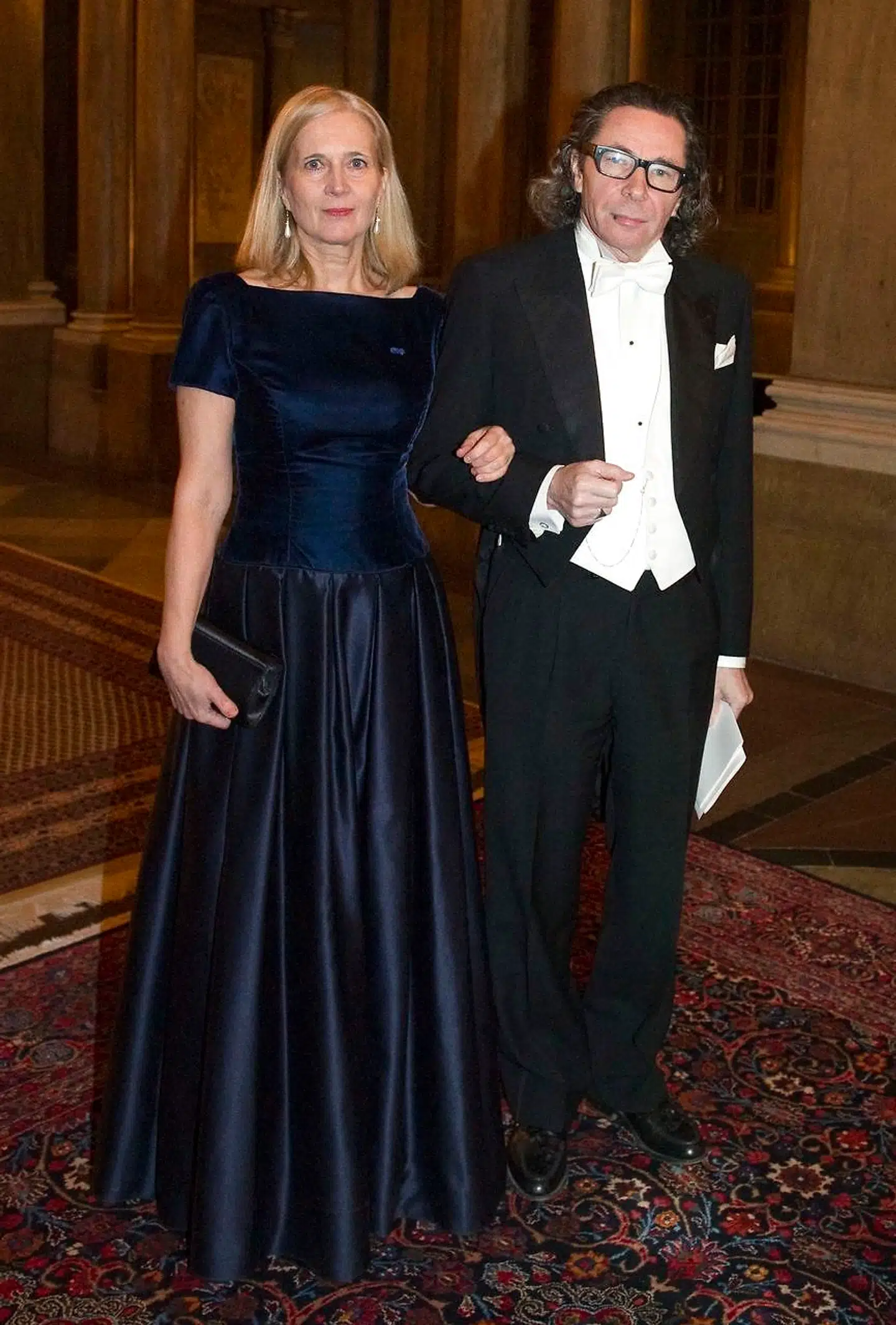Forfatteren Katarina Frostenson og hendes mand, Jean-Claude Arnault, er et prominent par i svensk kulturliv. I efteråret 2017 skrev Dagens Nyheter om en række overgreb, som en række kvinder beskyldte Arnault for. Det udløste en krise i Det Svenske Akademi, som Frostenson dengang var medlem af. Arnault blev senere dømt for voldtægt, og Frostenson trak sig fra sin post på akademiet.