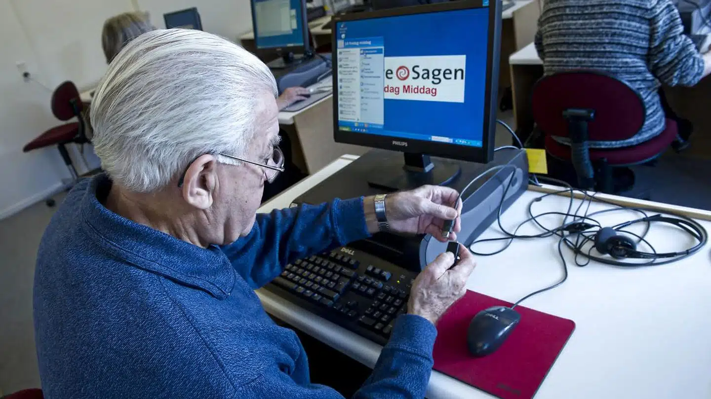 Der bliver flere ældre i Danmark, og det er med til at lægge pres på de offentlige udgifter. Arbejderbevægelsens Erhvervsråd, AE, mener, at man skal sætte de offentlige udgifter i vejret. Det afviser Dansk Industri og Dansk Erhverv.