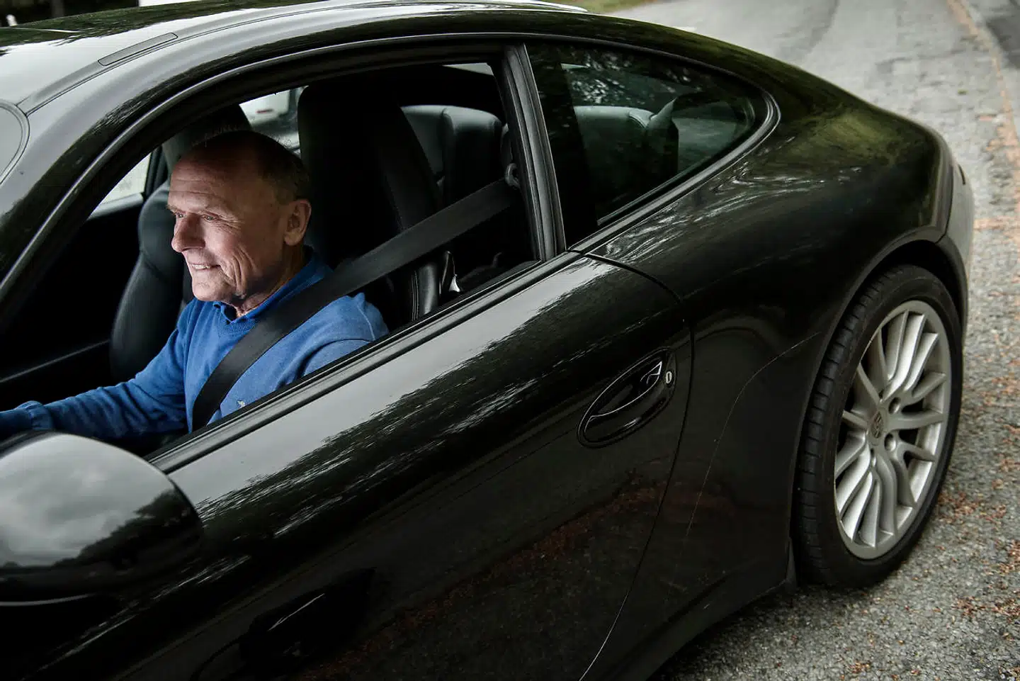 Han kører i sin Porsche 911 hver dag fra Gilleleje til Farum, og den kommer også ned i Alperne et par gange om året. Både til den årlige skiferie og til en sommertur gennem nogle af de bedste alpepas.