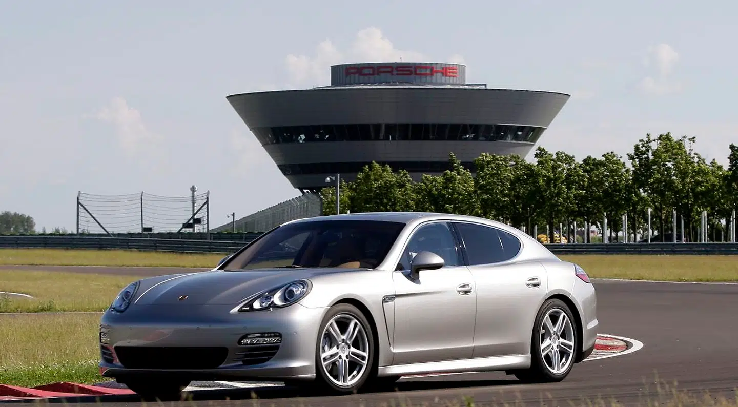 For at få det optimale ud af sin bil, har Jan Gerdes taget en lang række af Porsches kørekurser på tyskernes egen testbane i Leipzig, hvor det her er en Panamera, der æder en skarp højrekurve. Det har gjort ejerglæden markant større.