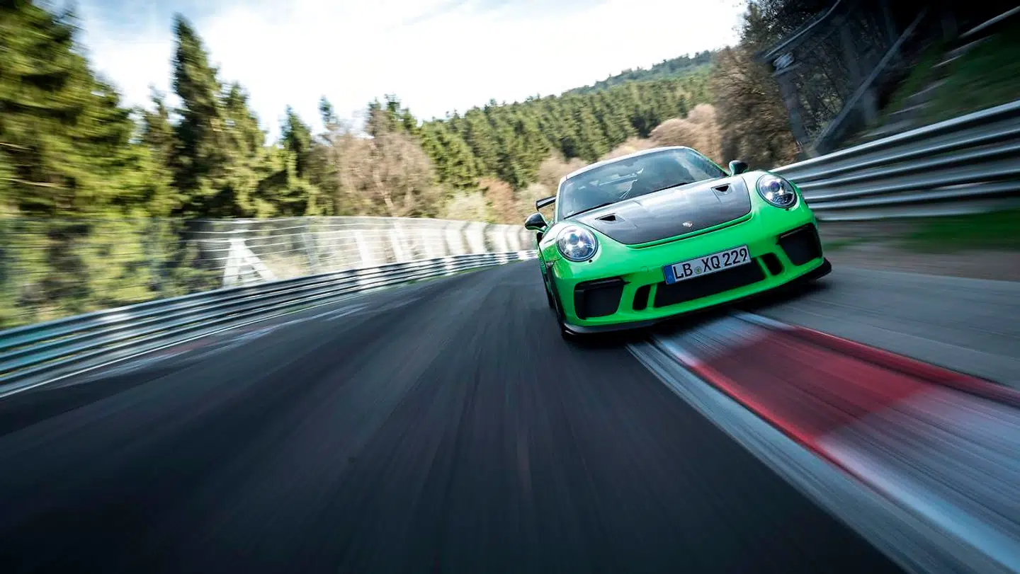 Den største oplevelse Jan Gerdes har haft med sin Porsche, var et weekendkørekursus på den legendariske 20,8 km lange Nürburgring. Banen kaldes også det grønne helvede, fordi den er en af de sværeste baner i verden. Porsche tester selv deres nyeste biler på banen, og her er det en 911 GT3 RS, der piskes gennem banen med en fabrikskører bag rattet.