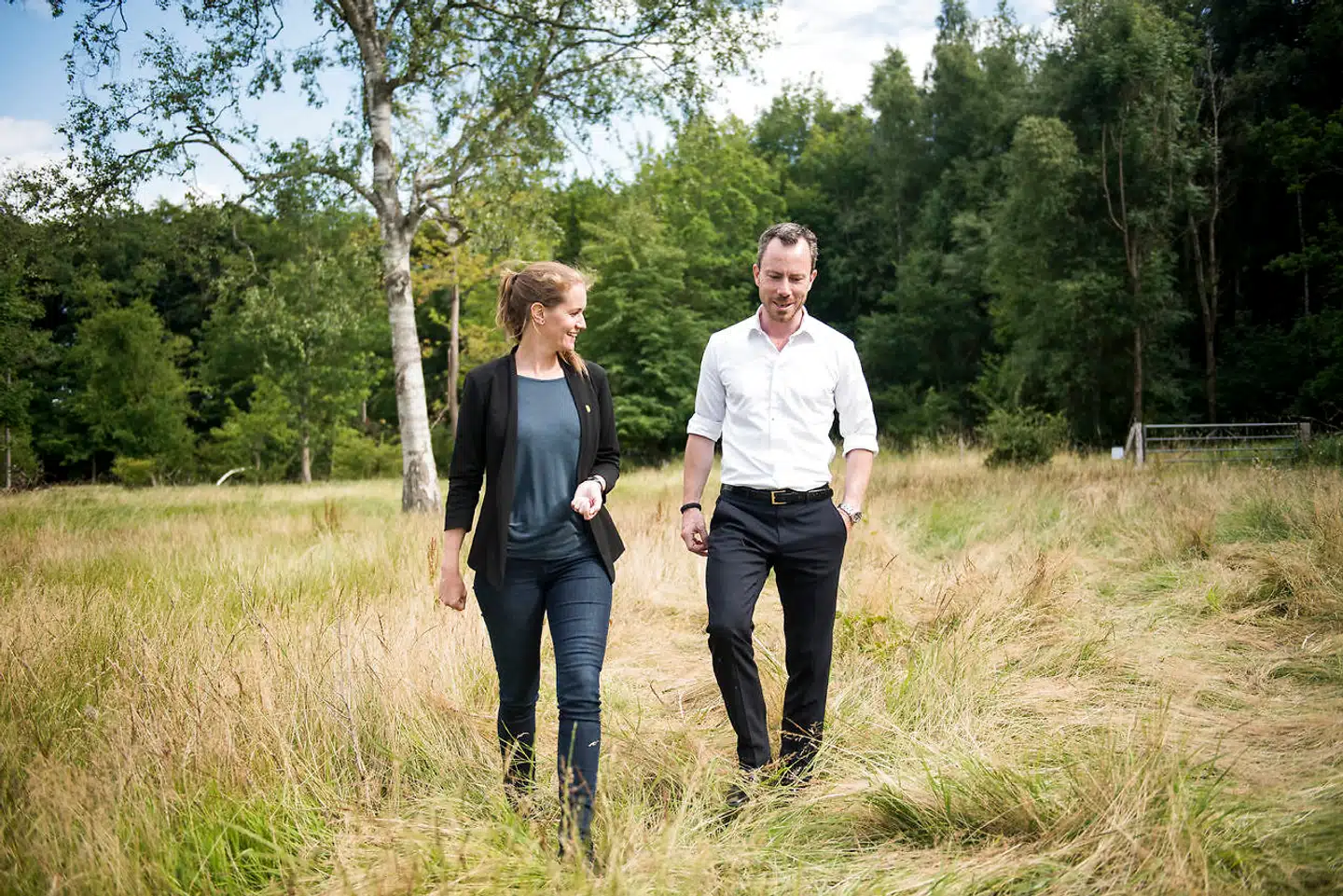 »Det er i sagens natur en kæmpe opgave at vende en global udvikling, som har stået på i årtier. Men det er en bunden opgave. Naturen har ét stort problem: Plads. Eller rettere manglen på plads. Store, sammenhængende områder, der får lov at være sig selv og gøre det, naturen er bedst til,« skriver Jakob Ellemann-Jensen, som her ses med præsident for Danmarks Naturfredningsforening, Maria Reumert Gjerding.