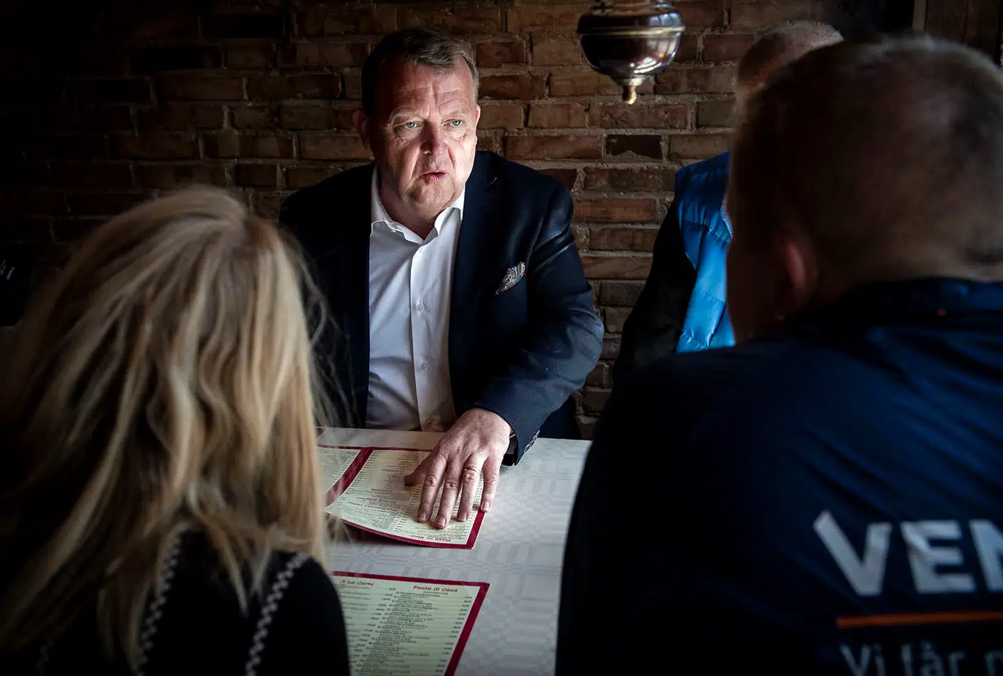 FV19: Lars Løkke Rasmussen (V) hænger valgplakater op i Græsted sammen med Anna Libak (V), lørdag den 11 maj 2019.