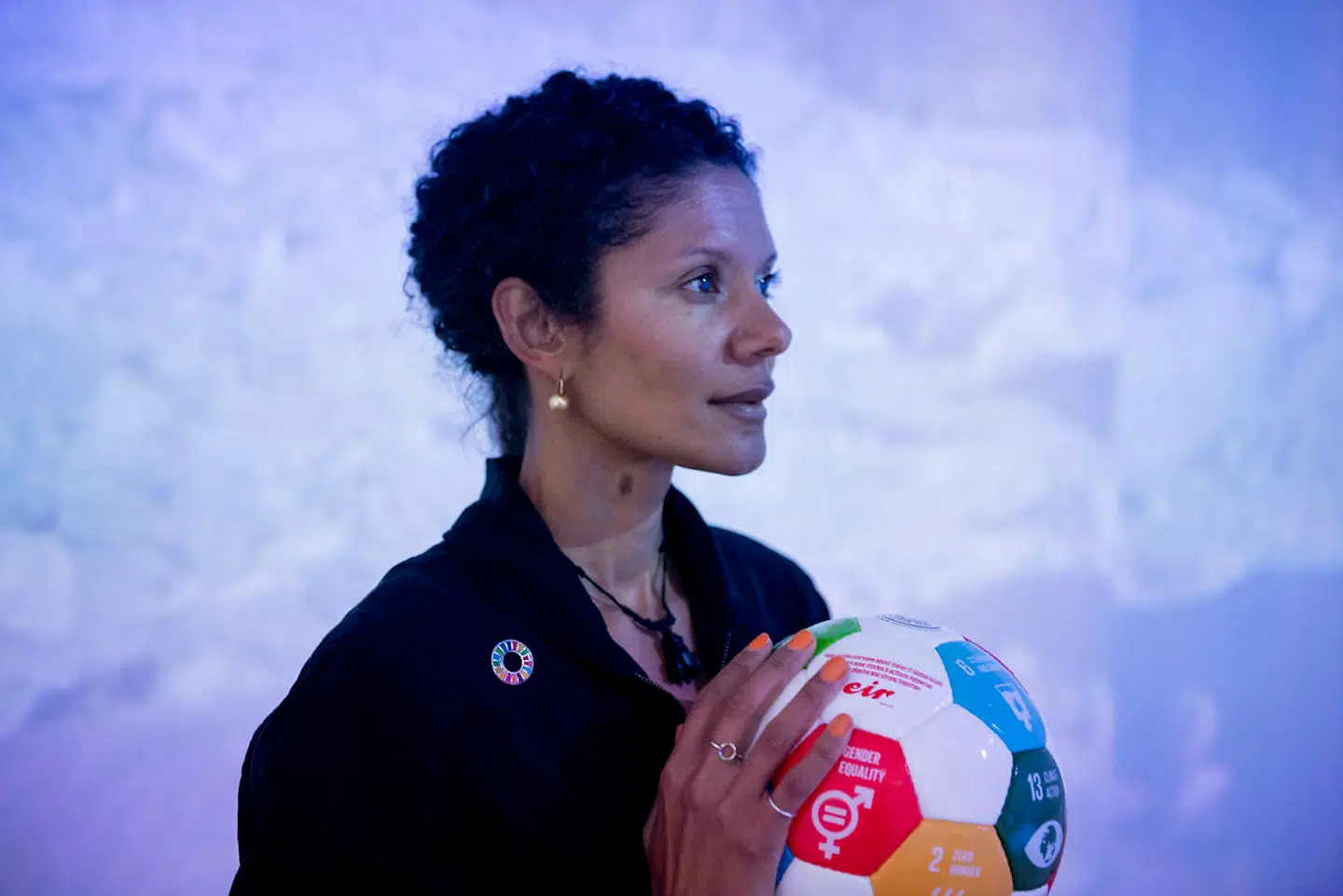 Rikke Rønholt Albertsen får FN til at holde øje med kvindefodbold. Konkurrencegenet vågnede i hende, da hun var eliteløber, men i dag vil hun hellere kæmpe for verden end for at vinde.