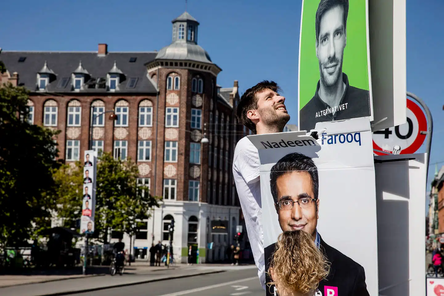 Jonathan Ries forsøger at få plads til sine valgplakater blandt de mange fra Europa-parlamentsvalget.