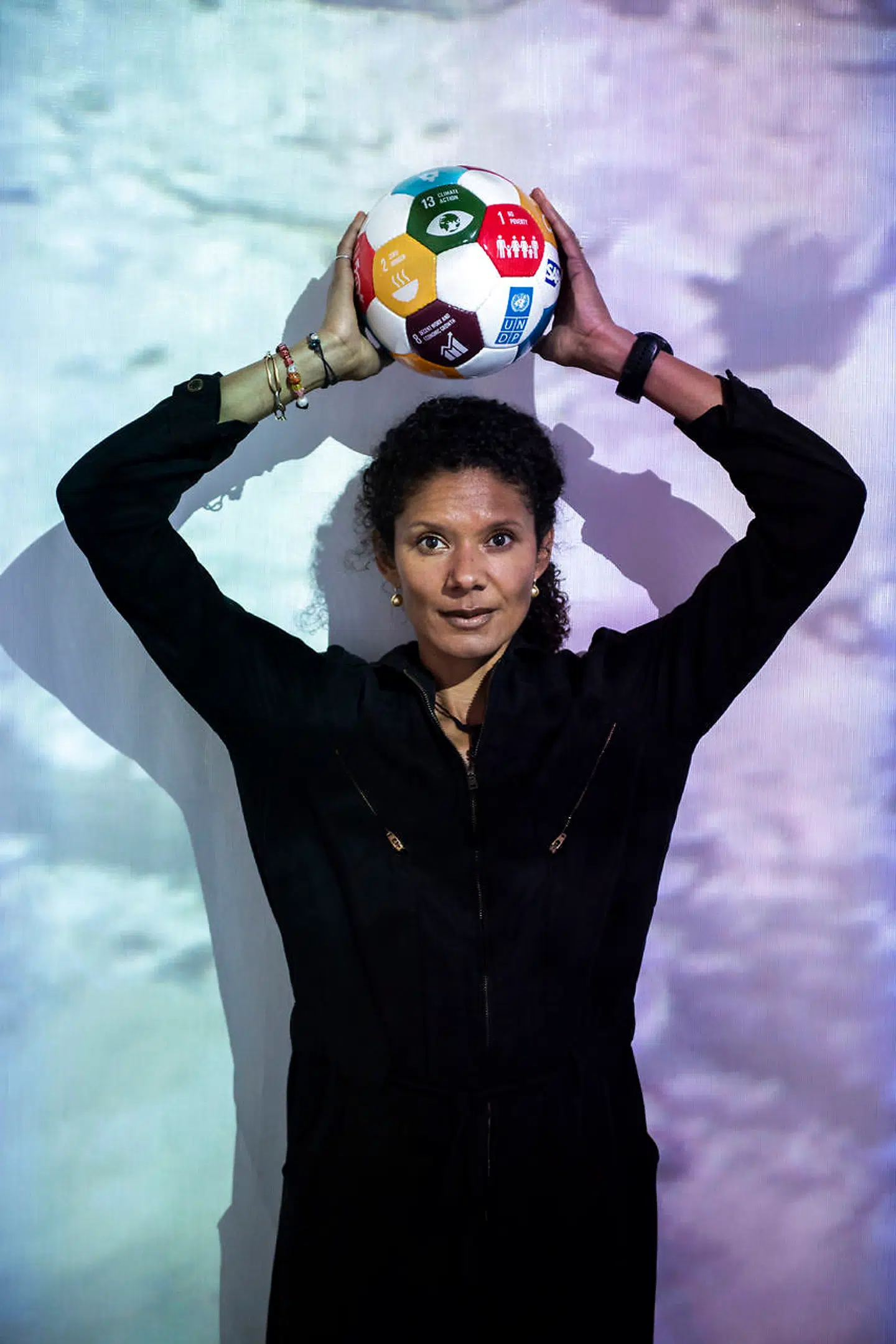 Rikke Rønholt Albertsen får FN til at holde øje med kvindefodbold. Konkurrencegenet vågnede i hende, da hun var eliteløber, men i dag vil hun hellere kæmpe for verden end for at vinde.