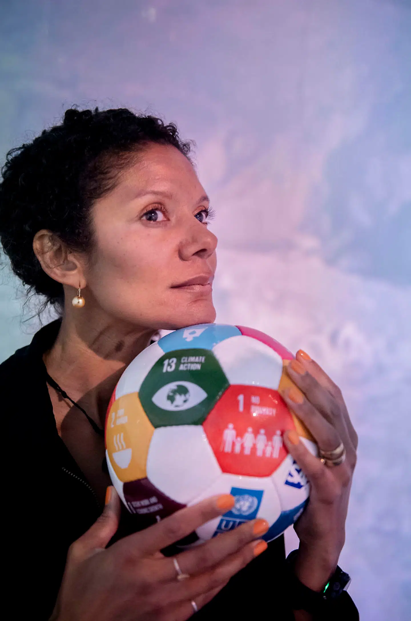 Rikke Rønholt Albertsen får FN til at holde øje med kvindefodbold. Konkurrencegenet vågnede i hende, da hun var eliteløber, men i dag vil hun hellere kæmpe for verden end for at vinde.