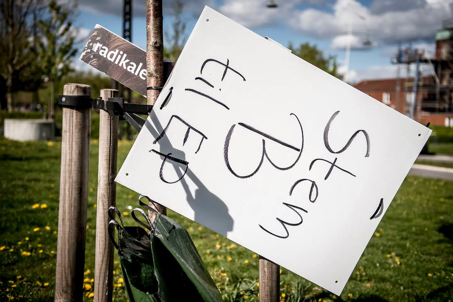 Valgplakat for folketingskandidat for Radikale Venstre Samira Nawa hænger allerede i lygtepæle og træer på Sifs Plads på Nørrebro i København, mandag den 6. maj 2019. Ansigtet er vendt ind mod lygtepæle og træer og tekst er skrevet på bagsiden.