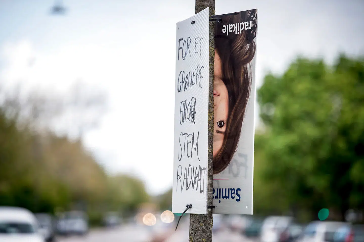 Valgplakat for folketingskandidat for Radikale Venstre Samira Nawa hænger allerede i lygtepæle og træer på Sifs Plads på Nørrebro i København, mandag den 6. maj 2019. Ansigtet er vendt ind mod lygtepæle og træer og tekst er skrevet på bagsiden.