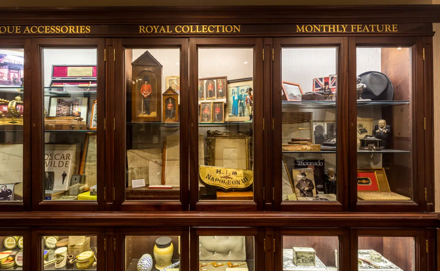 Der er en mindre udstilling af Winston Churchill-memorabilia hos tobaksforhandleren James J. Fox.