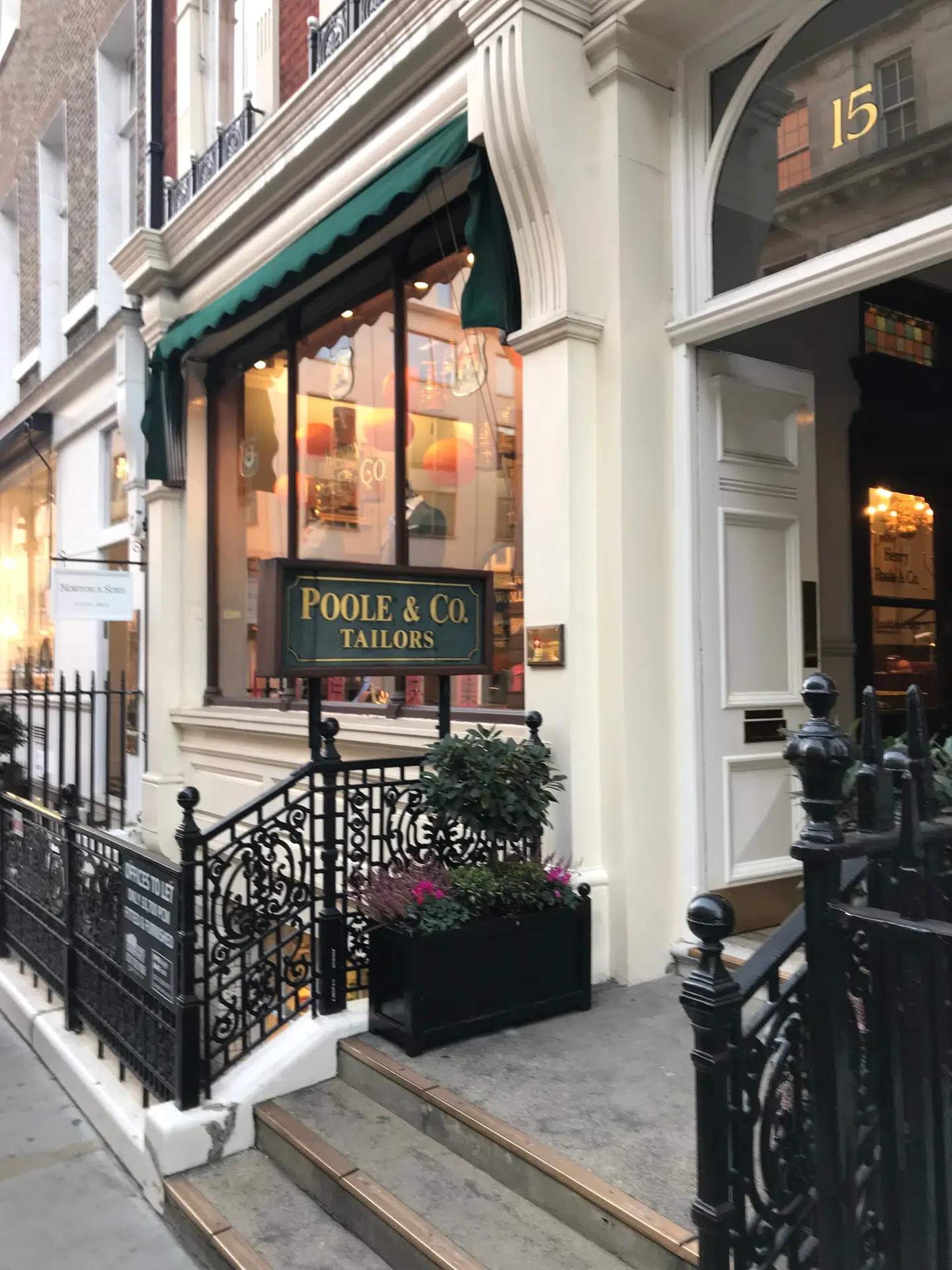 Skrædderen Henry Poole har stadig til huse på Savile Row nummer 15 og var Churchills favoritskrædder, hvor han køte jakkesæt for mere end 150.000 kroner i tidens løb.