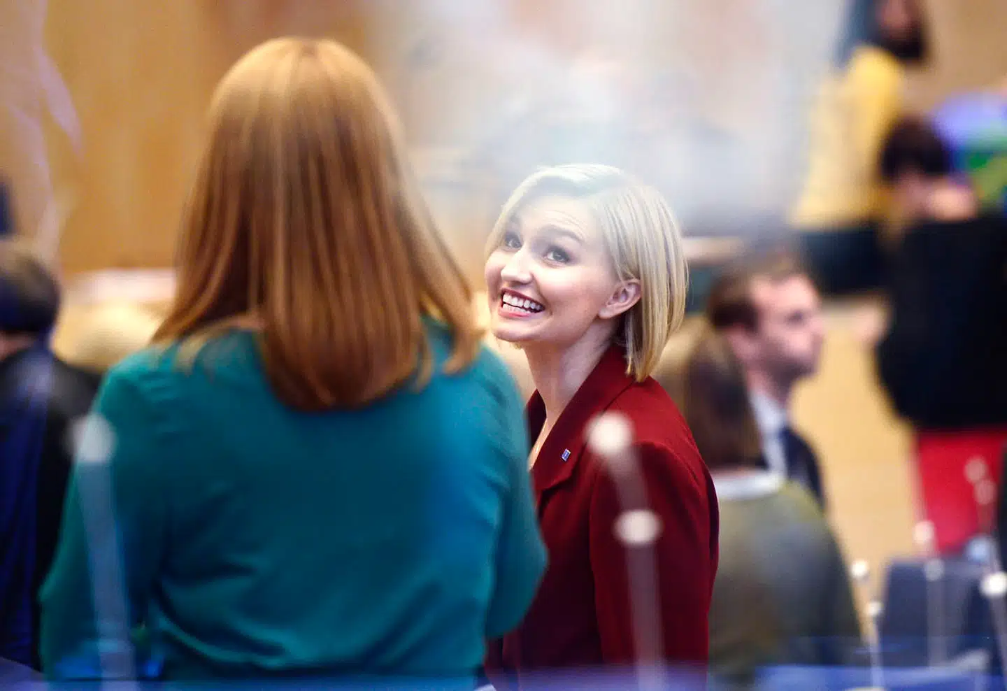 Centerpartiets partileder, Annie Lööf, (med ryggen til red.) og Kristdemokraternas partileder, Ebba Busch Thor, har længe været allieret i kampen for at danne en borgerlig svensk regering. Nu kæmper de indædt om de borgerlige vælgere og vil trække dem i hver sin retning.