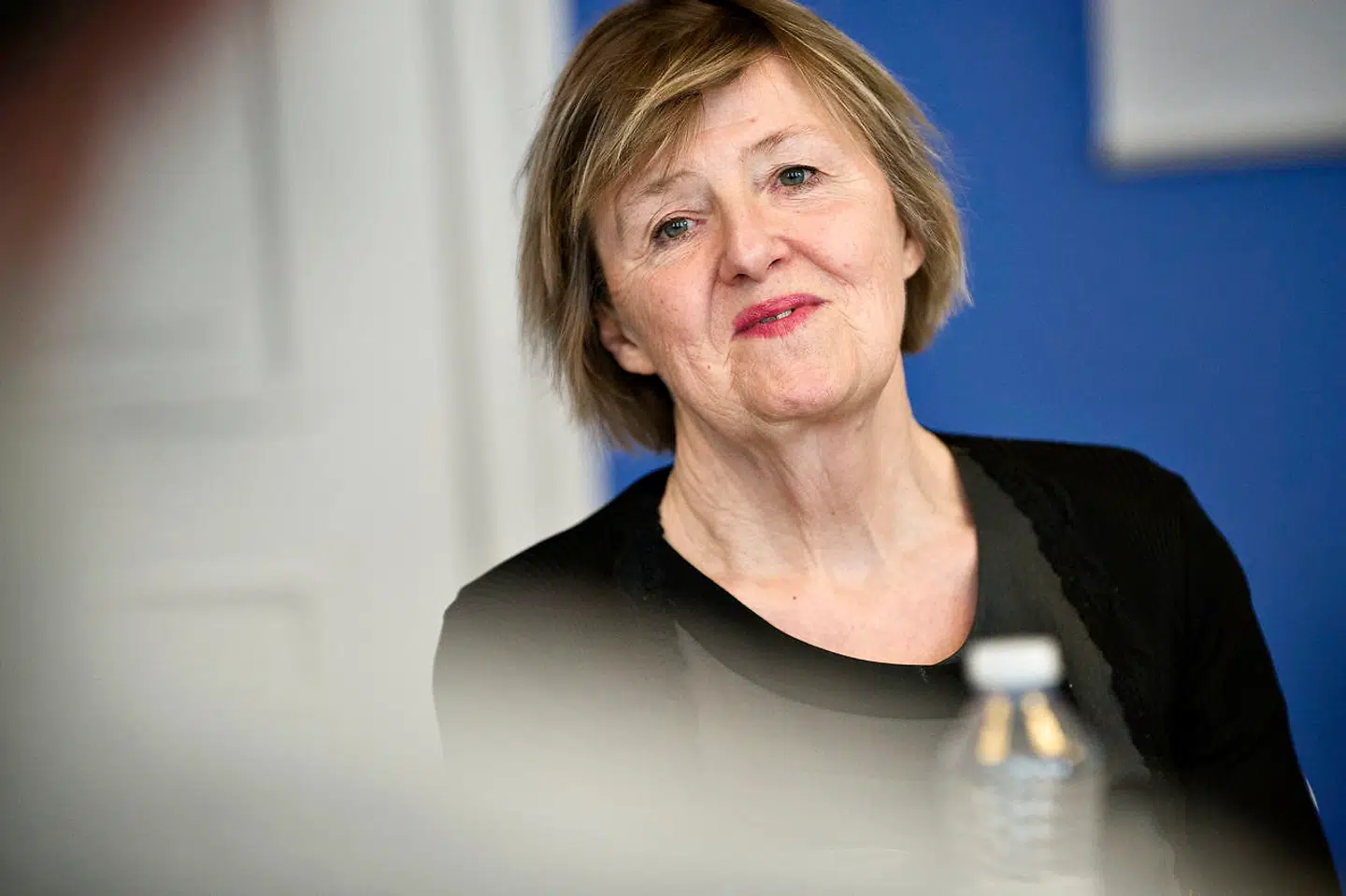 Elisabeth Møller Jensen vedkender sig, at der med »At se med egne øjne – Mit KVINFO«, som bogen hedder, er tale om et partsindlæg. Hun var trådt tilbage, da hammeren faldt, og krigen om KVINFO brød ud, men hun kastede sig straks ud i kampen for den institution, hun havde været leder af i 24 år.