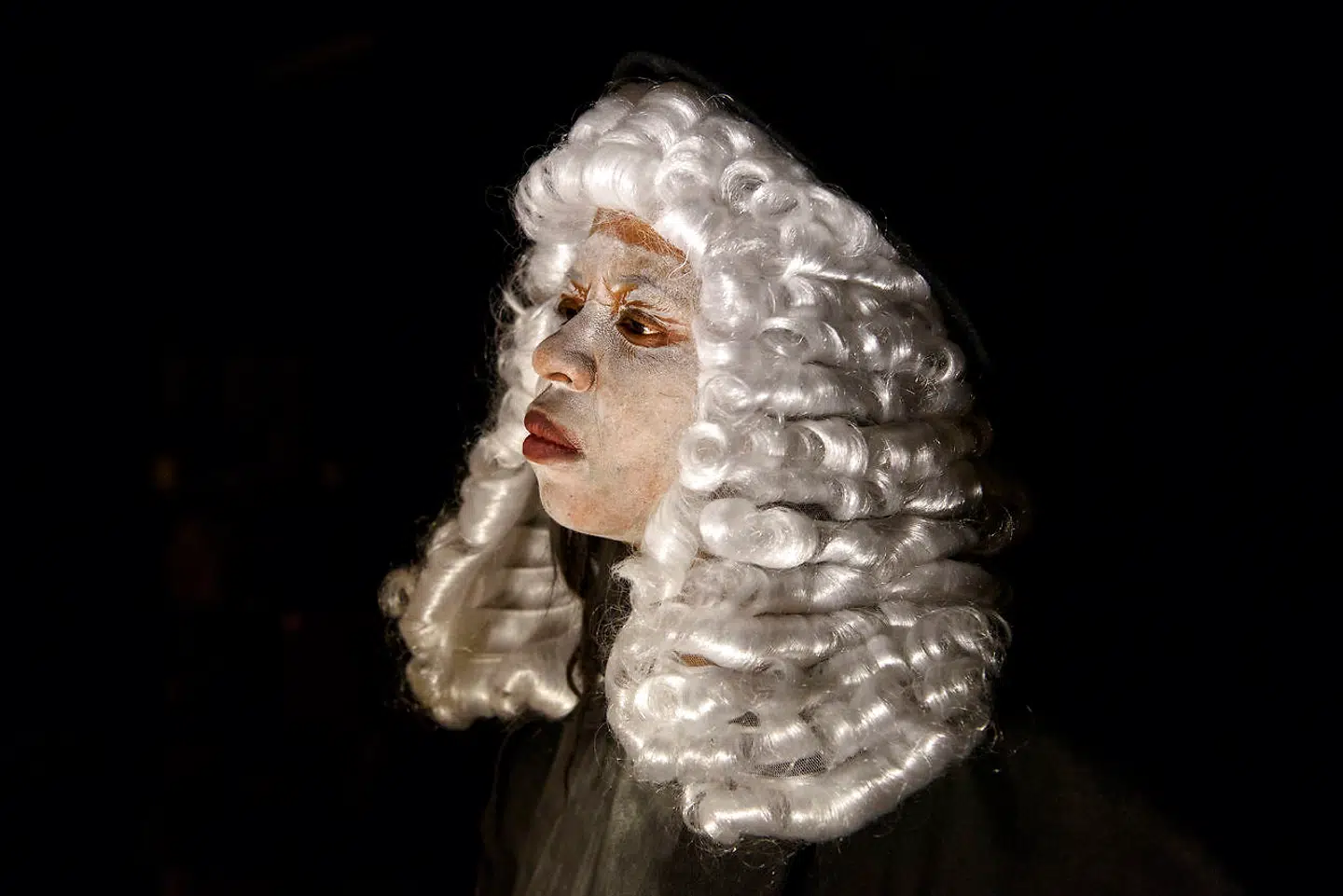 Lillian Tshabalala som den lille præriebys dommer i »Dark Noon«.