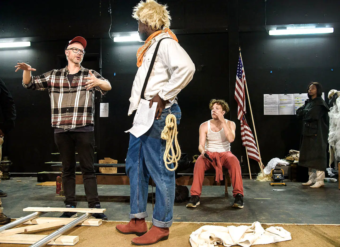 Tue Biering i gang med at instruere Katlego Kaygee Letsholonyana (med lys paryk) og Joe Young. I baggrunden Lillian Tshabalala.