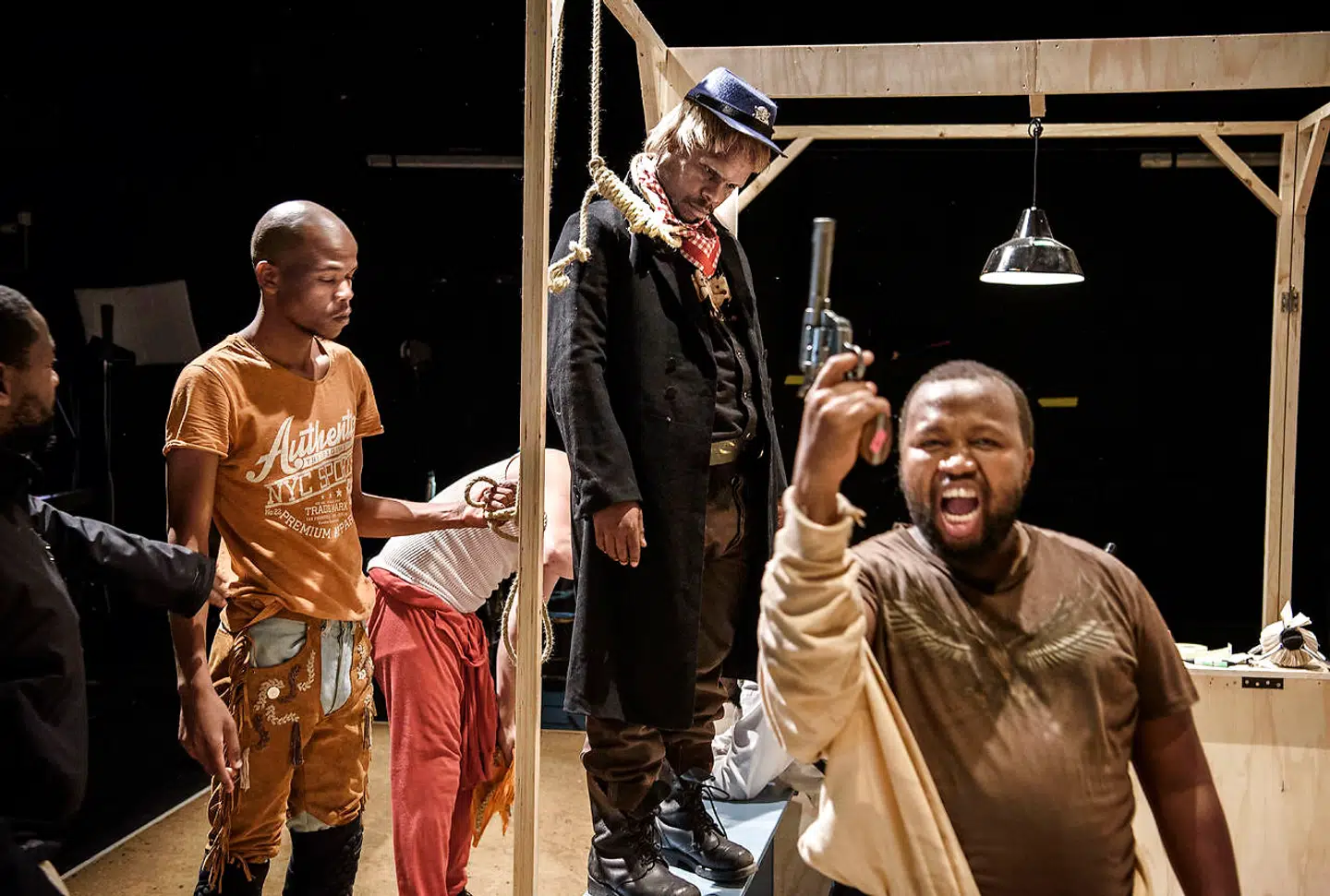 Livet på prærien er hårdt og brutalt i »Dark Noon«. Her gøres der kort proces med en bankrøver. Fra venstre Nhlanhla Mahlangu, Siyambonga Alfred Mdubeki, Joe Young, Thulani Zwane – i galgen – og Mandla Gaduka.