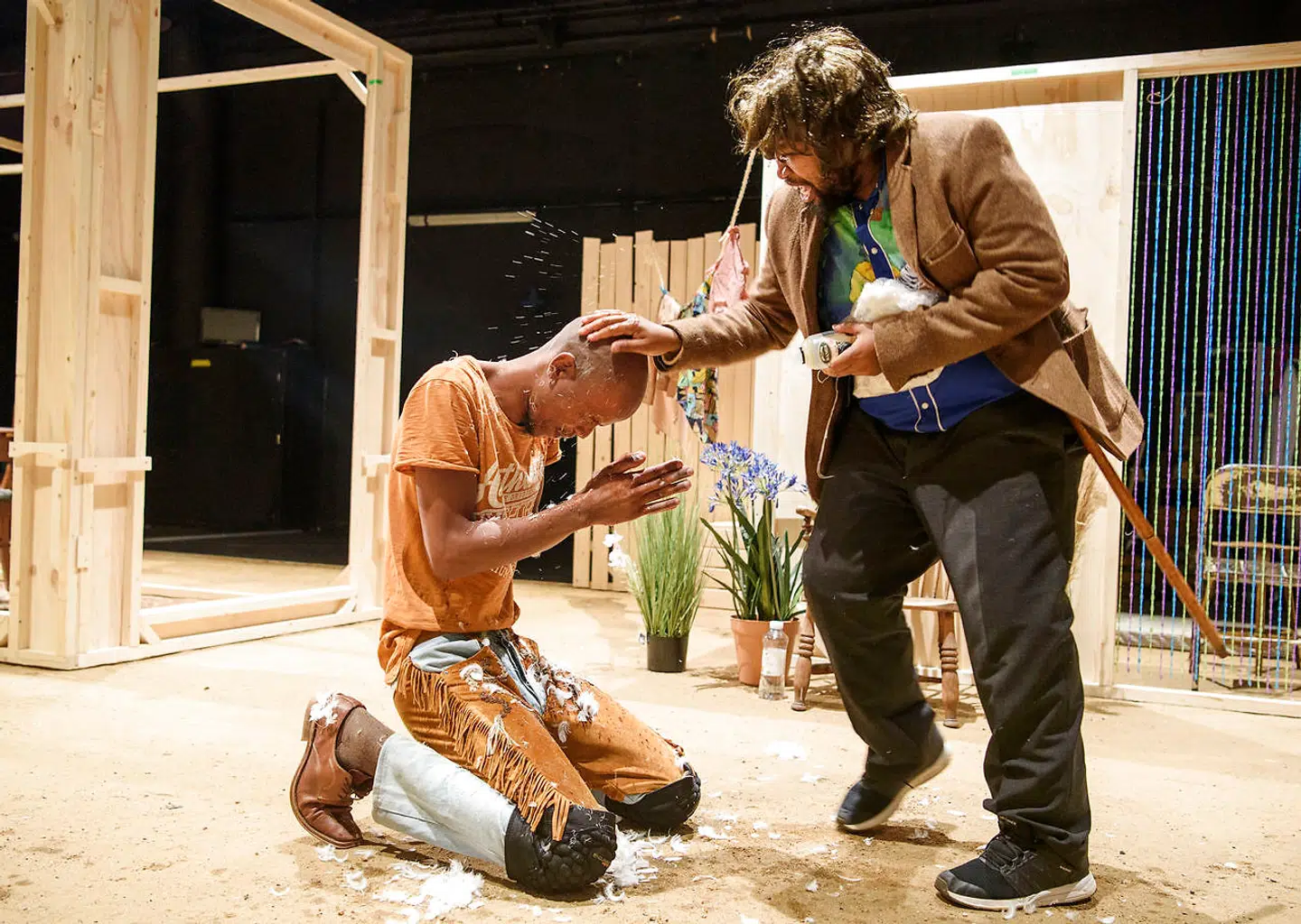 Siyambonga Alfred Mdubeki (på knæ) og Mandla Gaduka.