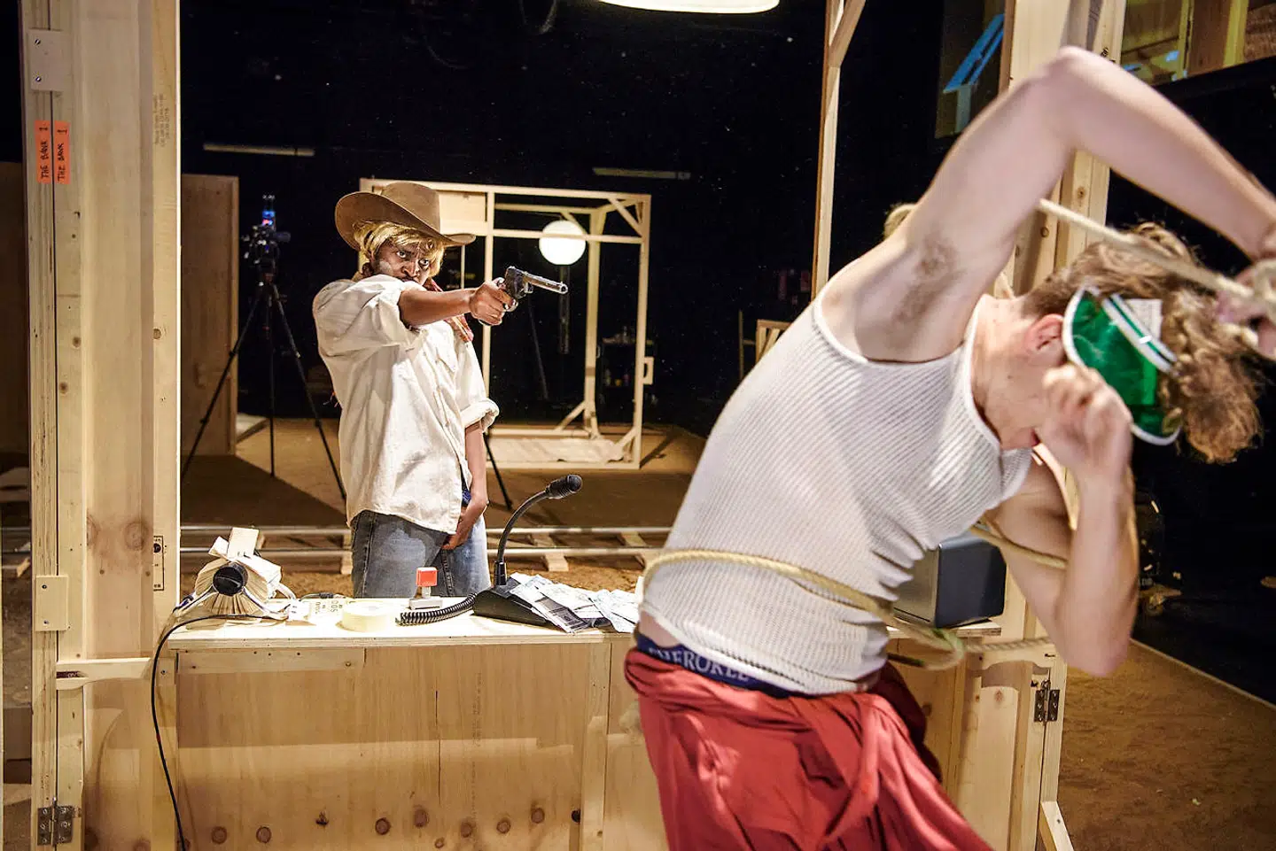 Det går voldsomt for sig i den lille by på prærien i »Dark Noon«. Her Bongani Bennedict Masango (med revolver) og Joe Young.