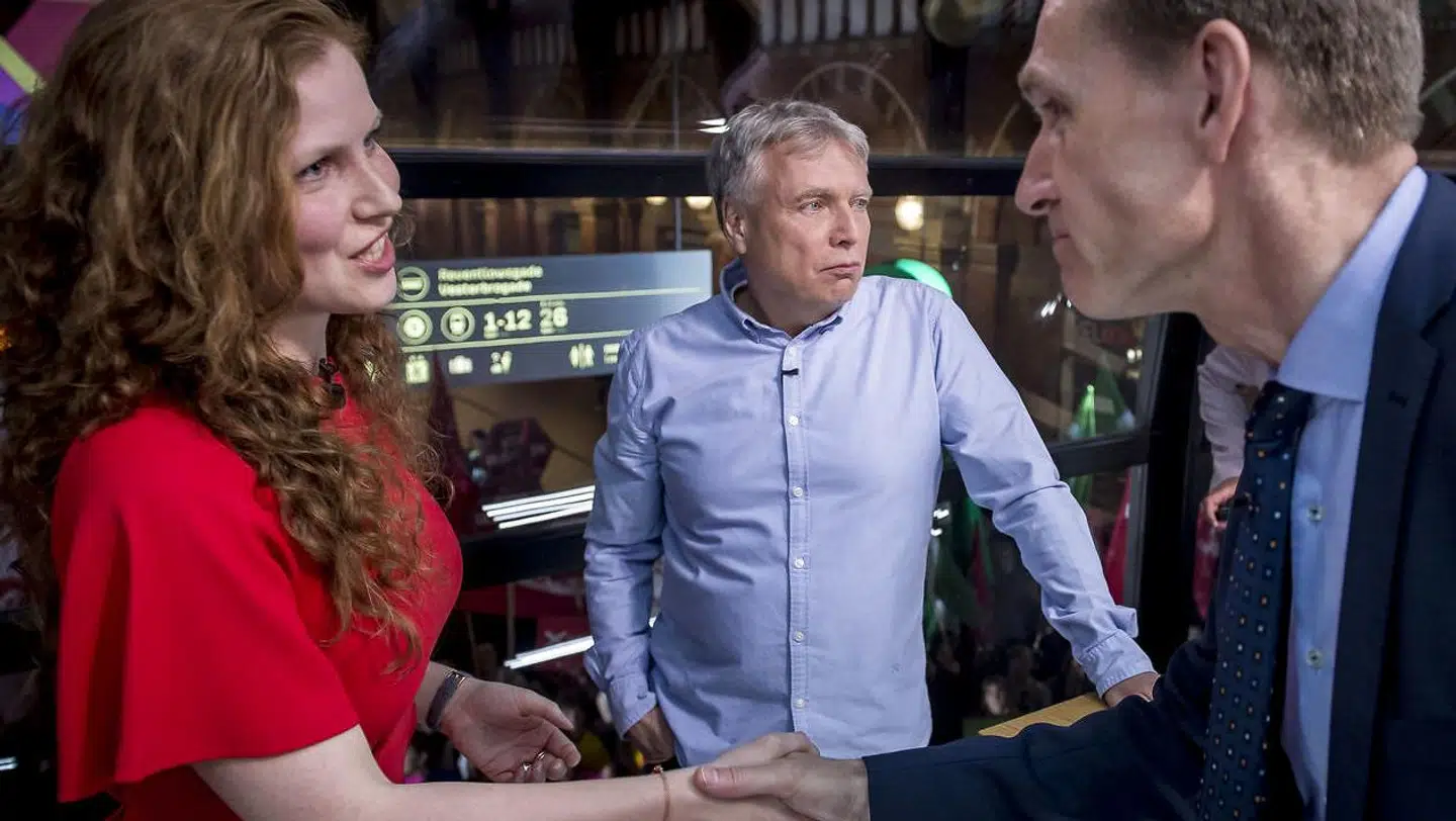 Isabella Arendt giver hånd til Kristian Thulesen Dahl efter partileder debat hos TV2 på Hovedbanegården i København tirsdag. I midten er det Uffe Elbæk.