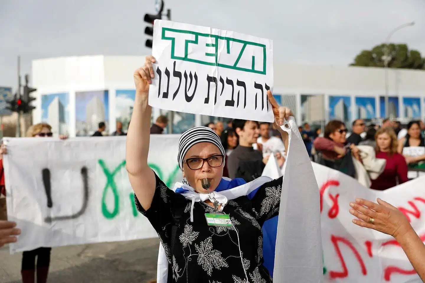 Utilfredse Teva-ansatte protesterer over Kåre Schultz' gigantiske spareplan i december 2017.