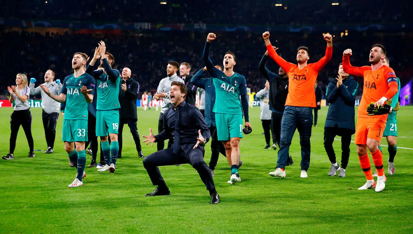 Tottenhams spillere med manager Mauricio Pochettino i spidsen jubler på Johan Cruijff Arena i Amsterdam efter det fantastiske comeback, der betyder, at London-klubben nu er klar til at spille Champions League-finale mod Liverpool. Foto: Matthew Childs/Reuters/Ritzau Scanpix