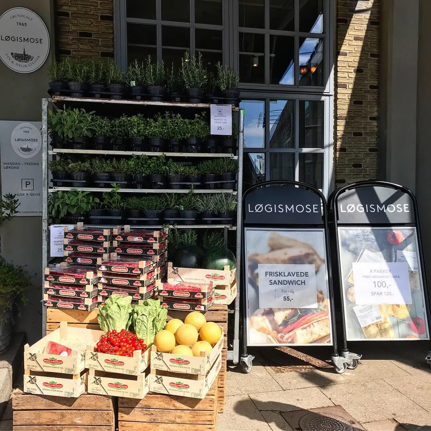 Der er en særlig luksus knyttet til selv at købe fysisk ind blandt alle de fristelser af ost, krydderurter, grøntsager, vin, desserter og krydrede olier, som Løgismose forhandler på Toldboden.