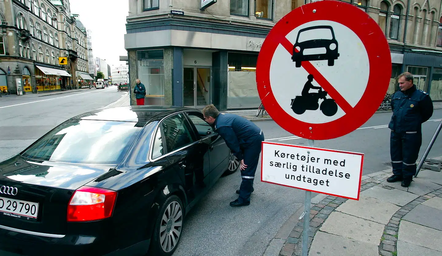 Det nytter ikke noget at gøre livet sværere for beboere og forretningsdrivende. I stedet bør vi i fællesskab se på, hvordan vi kan gøre det mere smidigt at komme til og fra byen, mener en række erhvervsdrivende m.fl. Her holdes bilfri dag i Indre By.