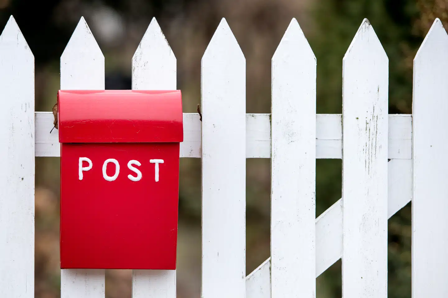 Mange udlejere kender til desperationen over, at en lejer slår krumspring for at undgå at modtage en opsigelse. Men bliver denne lagt i postkassen, er den gyldig. Der-imod må man under ingen omstændigheder bruge selv-tægt for at få opsigelsen ind til lejeren, viser en lands-retsafgørelse. Foto: Bax Lindhardt, Scanpix