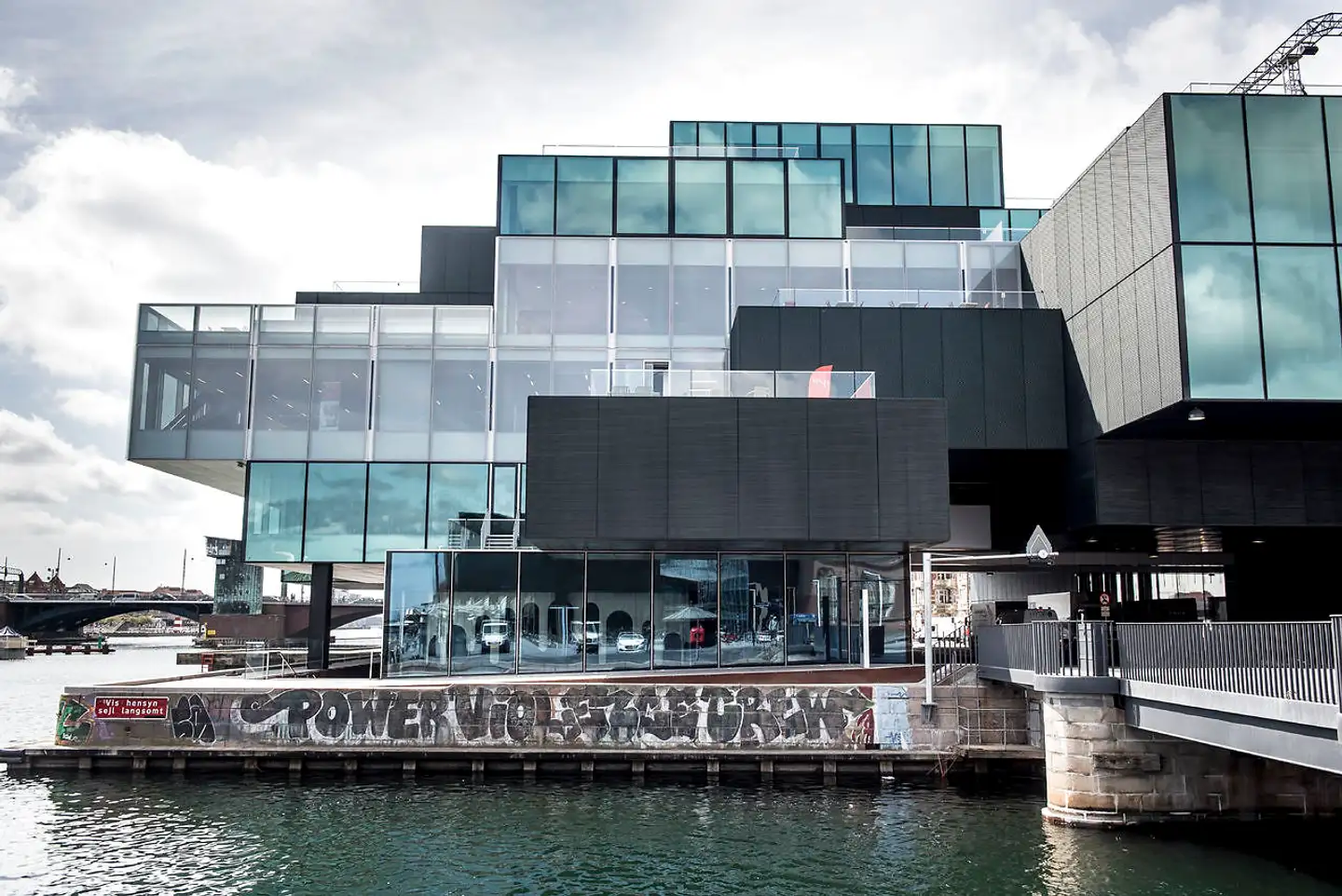Et overdimensioneret glasbord fra 70erne er landet som en UFO midt i det historiske København.