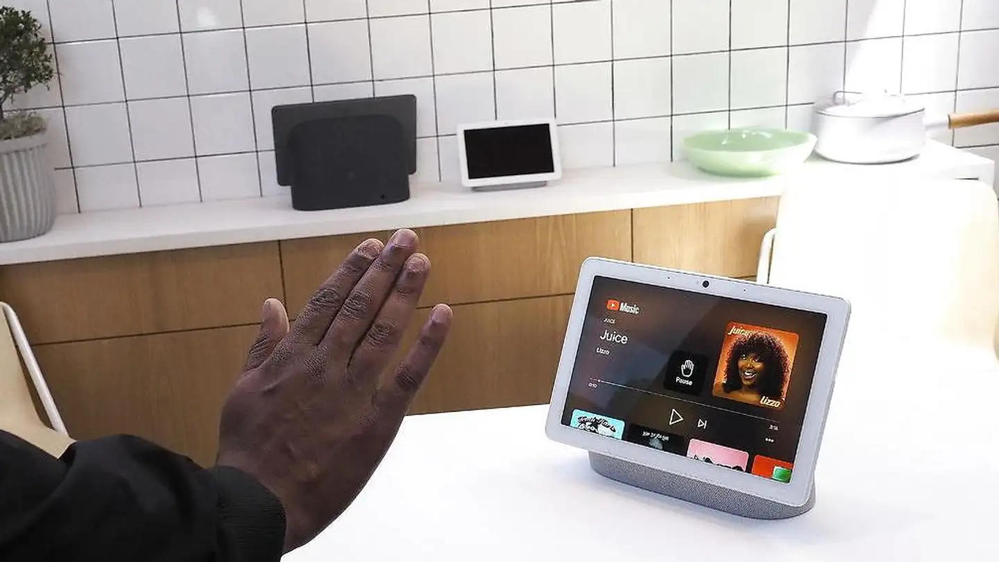 Googles højttaler med indbygget skærm vokser i størrelse og får nu også indbygget kamera, så man blandt andet kan styre den med håndbevægelser. Mange frygter dog stadig at blive utidigt overvåget.