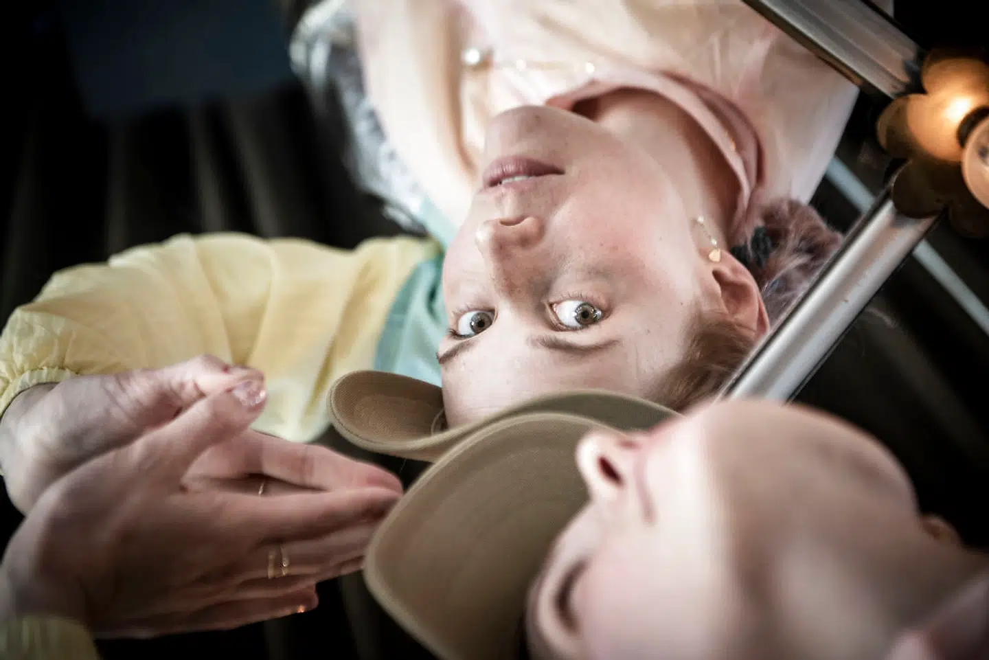 »Jeg følte nærmest, at jeg skulle genopfinde mig selv og starte forfra. Men det var en trøst at opdage, at der er millioner af mennesker, der har gået igennem det før, og de har overlevet og har det godt,« siger Oh Land om sin skilsmisse.