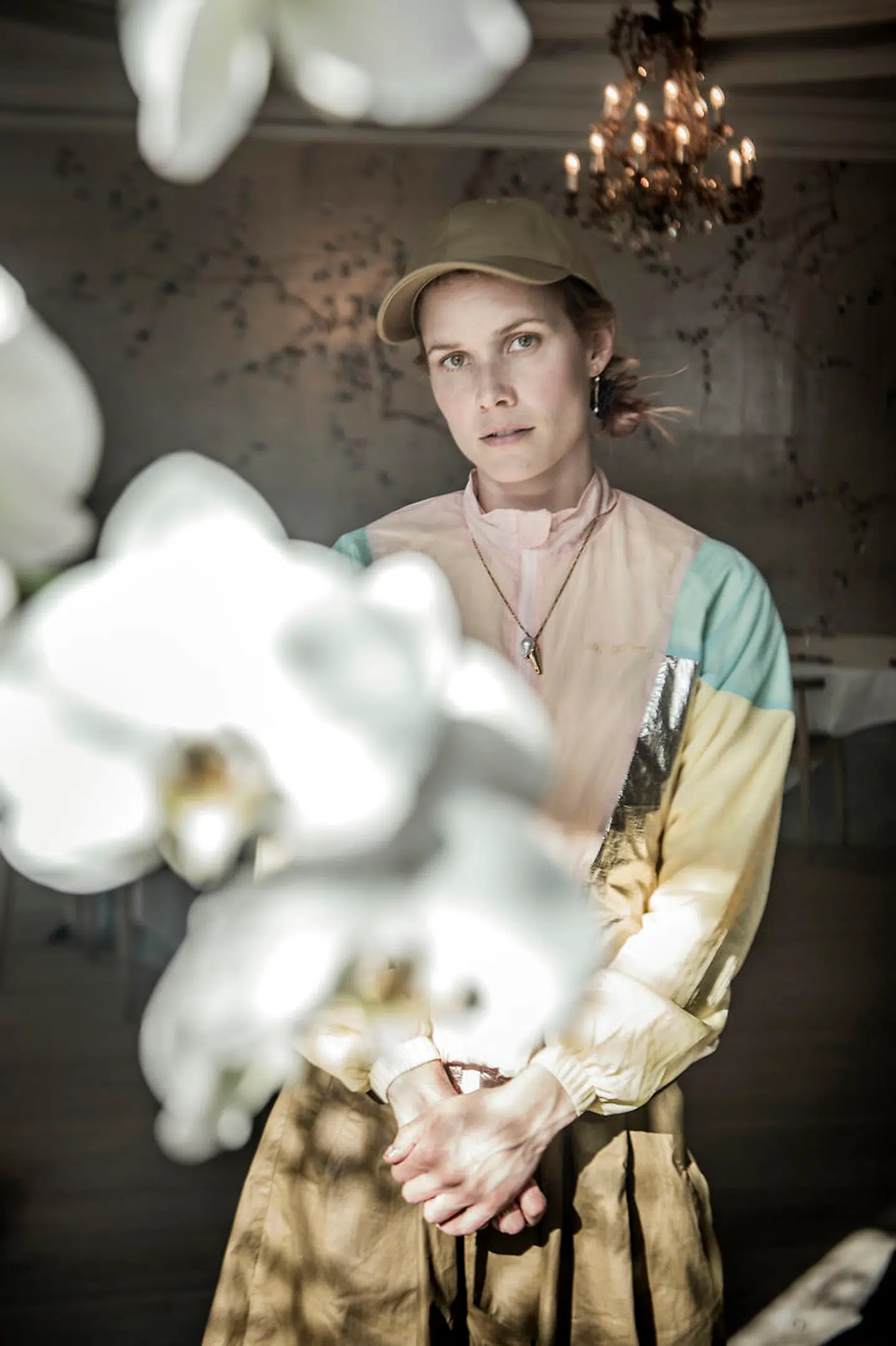 Det er 11 år siden, at Oh Lands debutalbum »Fauna« udkom på det lille pladeselskab Fake Diamond Records. I dag har hun både været signet på et stort internationalt pladeselskab, men også droppet det igen. Hun udgiver sit nye album på sit eget selskab, Tusk Or Tooth.