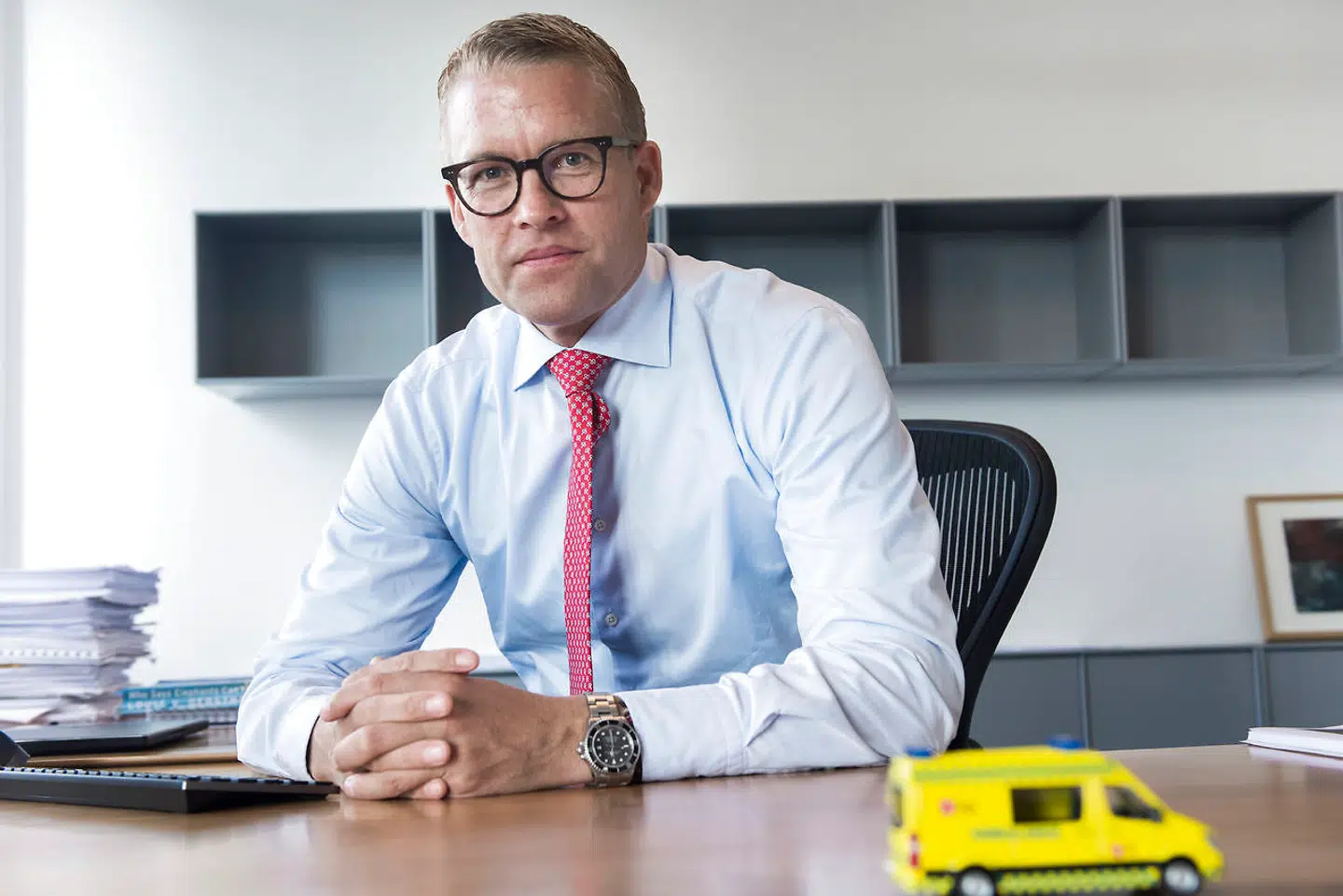 (Arkivfoto) Selvom Falck kæmper med at komme ud af en økonomisk krise, bruger topchef Jakob Riis også tid på at finde ud af, hvordan ambulancekørsel skal se ud i fremtiden. Måske bliver Falcks største opgave at køre færre patienter til landets hospitaler.