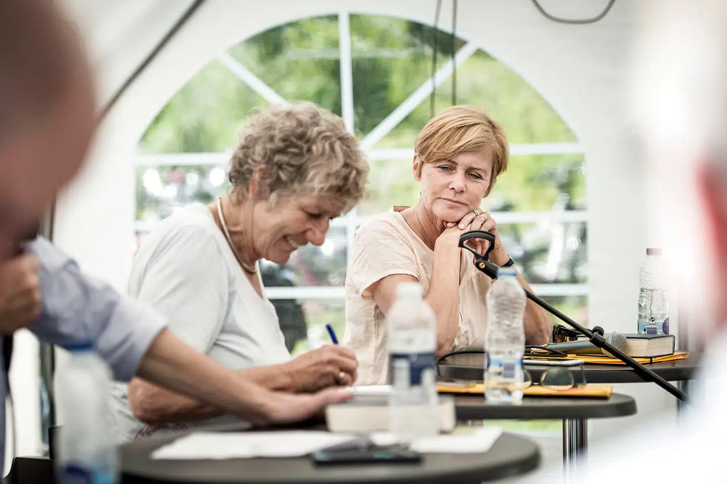 Auken ved Folkemødet i 2015. Ved siden af hende sidder Mette Bock (LA), der i dag er kulturminister og i år også stiller op til europaparlamentsvalget.