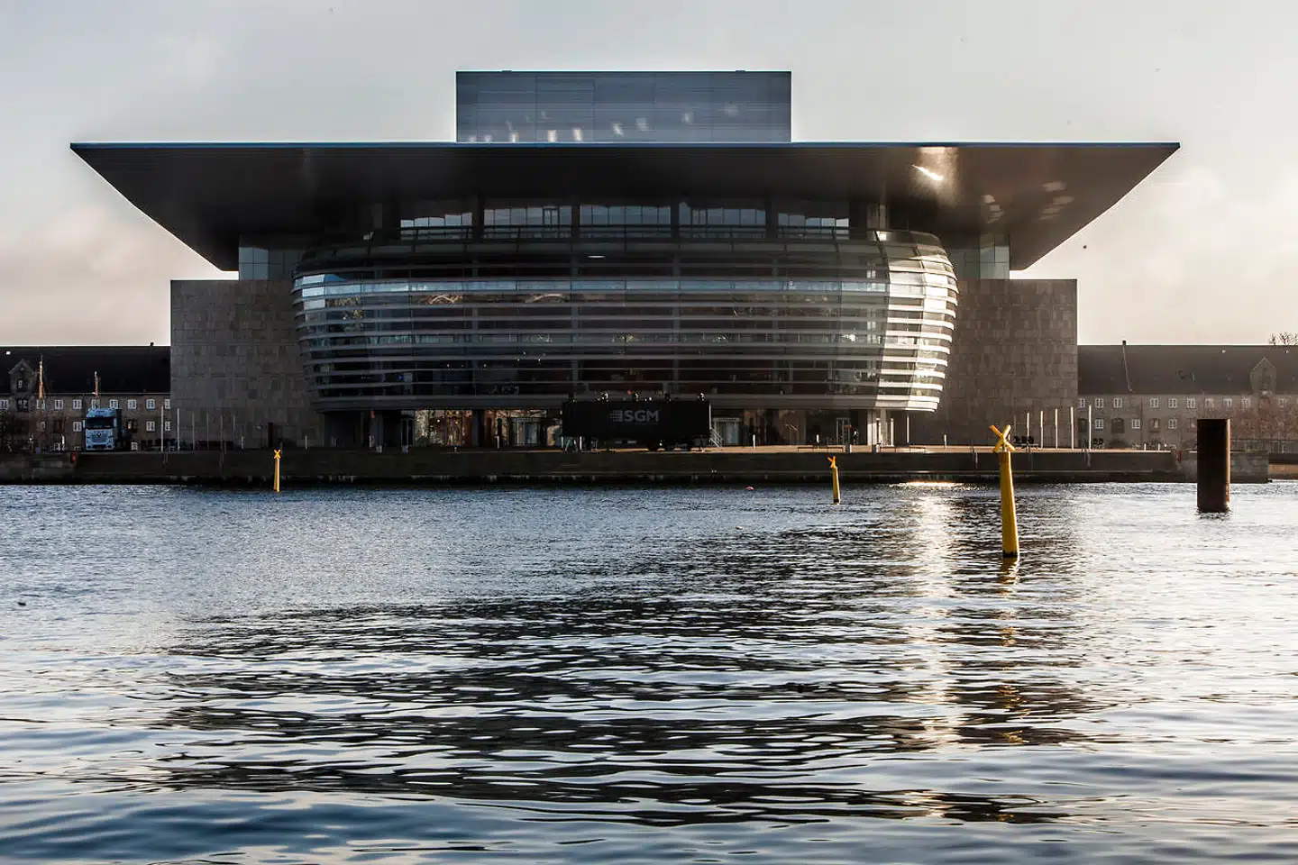 Operaen på Holmen i København er tegnet af arkitekt Henning Larsen og har Mærsk Mc-Kinney Møller som initiativtager, bygherre og mæcen. Fotograferet fra Amaliehaven.