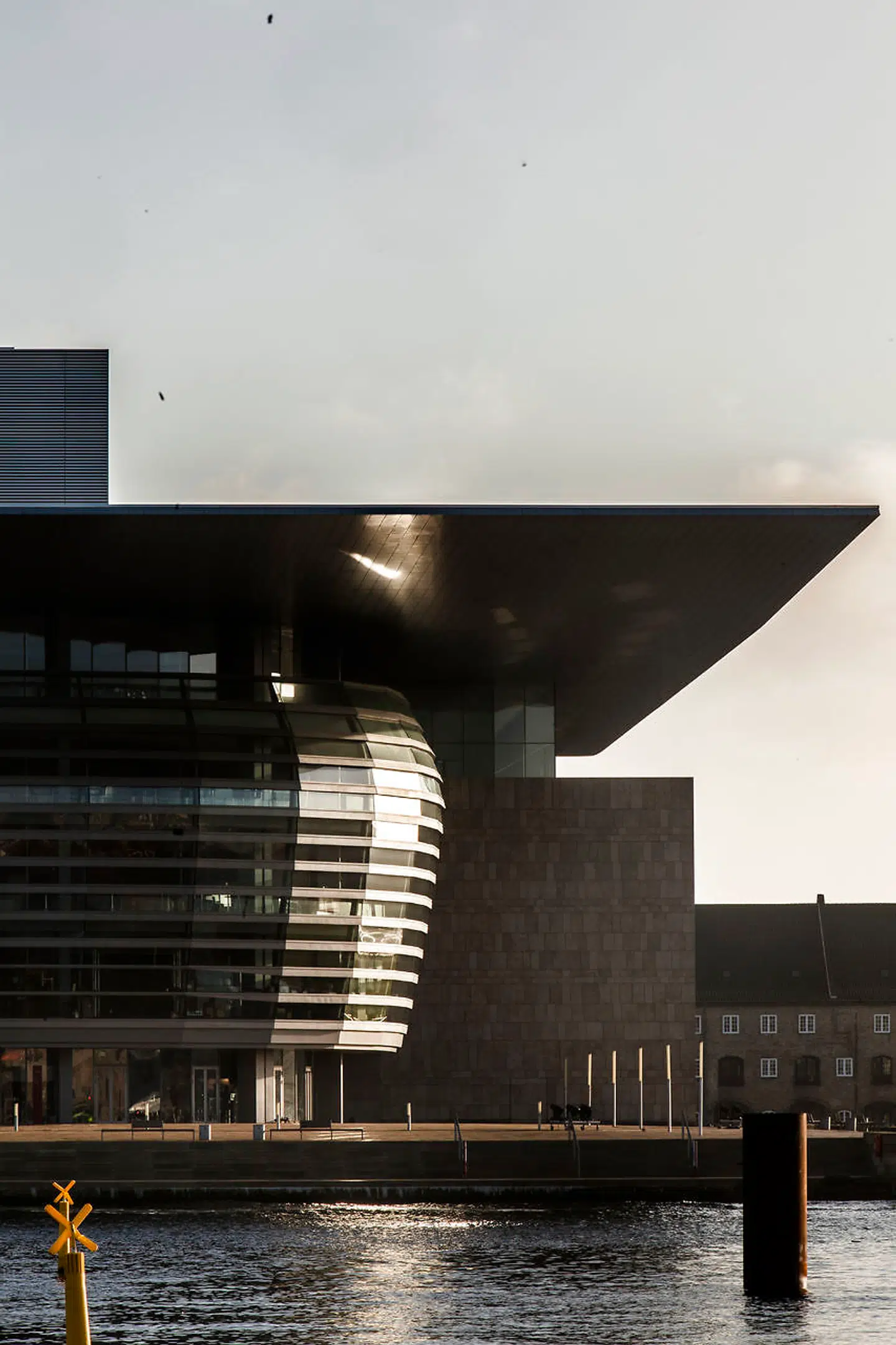 Operaens facade tæt på.