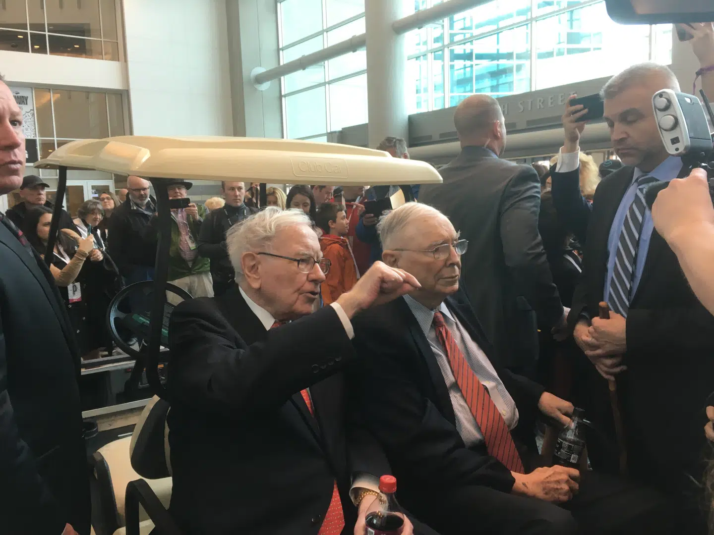 Warren Buffett og Charlie Munger svarer på spørgsmål fra en meget ivrig presse.