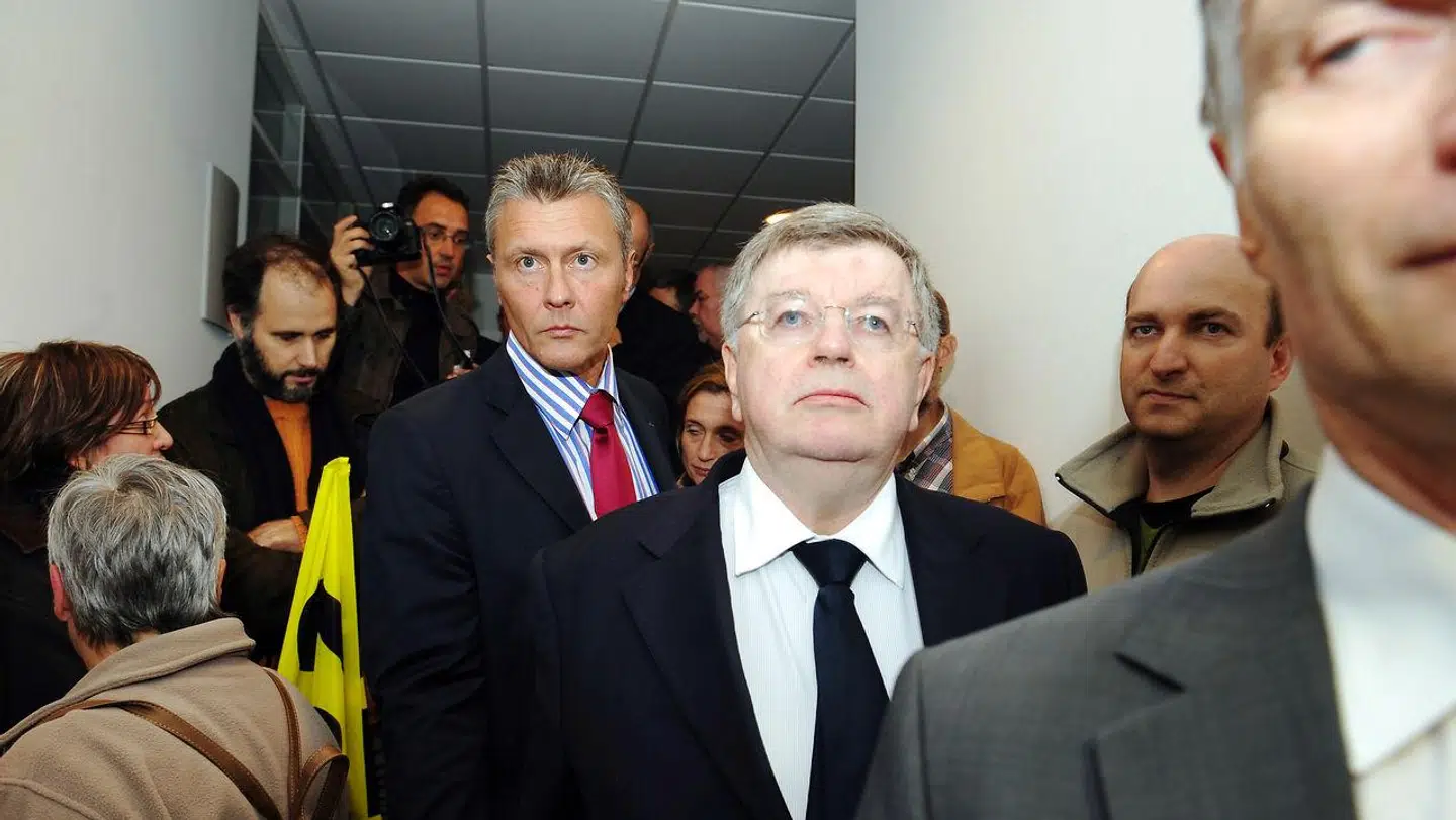 France Télécoms topchef, Didier Lombard, forlader i oktober 2009 en pressekonference, omgivet af ansatte, i Bretagne, efter at den 25. ansatte – en 48-årig ingeniør – havde begået selvmord på blot 20 måneder ved at hænge sig i sit hjem, en måned efter at han havde meldt sig syg. Arkivfoto: Fred Tanneau / AFP / Ritzau Scanpix