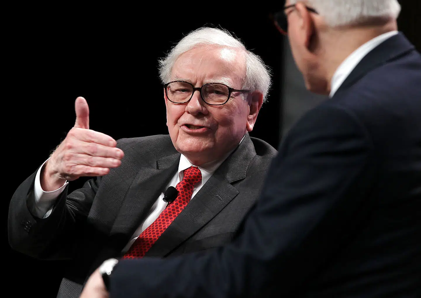 Warren Buffett, der står bag investeringsselskabet Berkshire Hathaway, har vakt opsigt med investeringen i Occidental Petroleum. Mange investorer er begyndt at vige uden om oliesektoren.