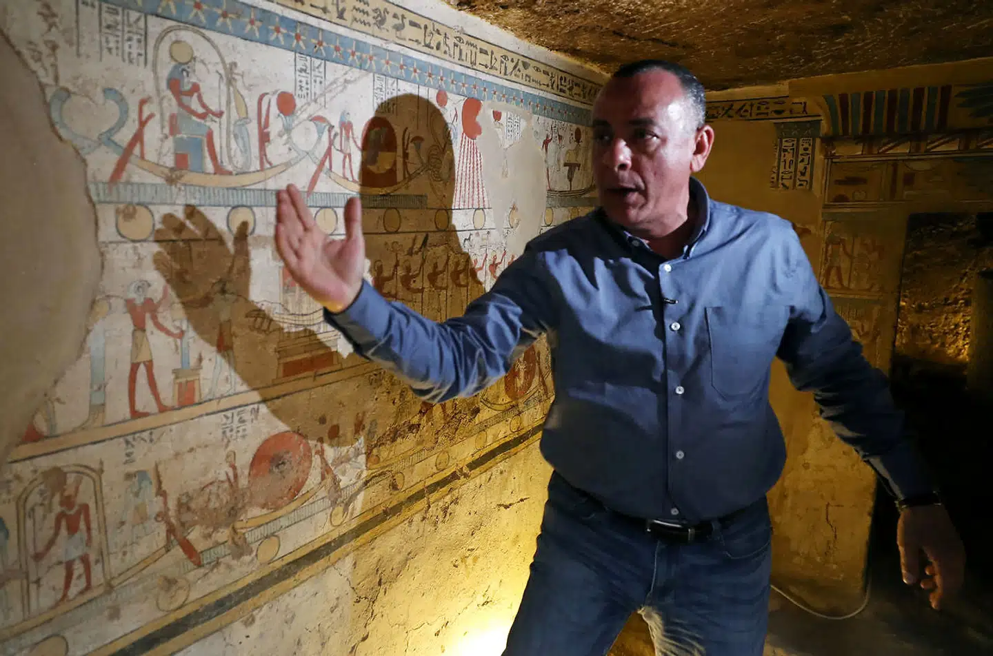 Mostafa Waziri fra Egyptens svar på Kulturarvsstyrelsen viser nogle af de nyeste fund frem.
