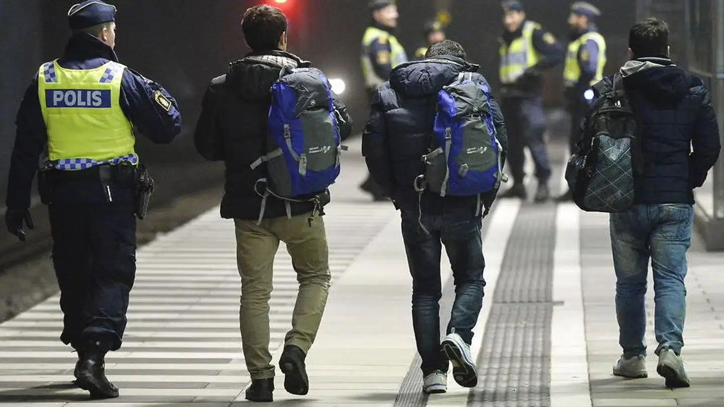 Svensk politi ledsager gadebørn fra Marokko. Billedet er fra forrige år, da svenskerne begyndte at arbejde på at kunne returnere sådanne børn og unge til deres hjemland i Nordafrika.